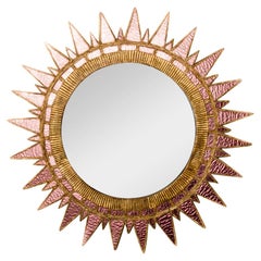 Miroir en verre coloré rose chatoyant à la manière de Line Vautrin