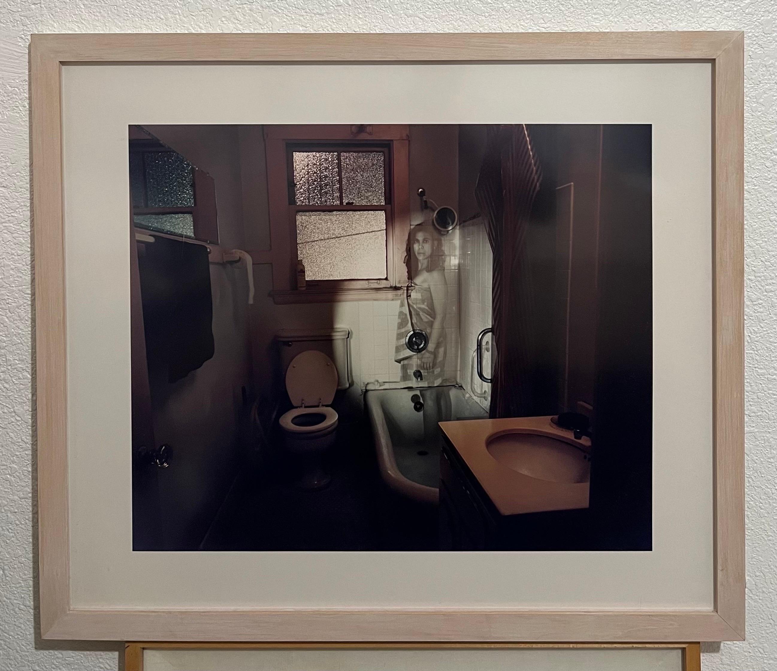 Shimon Attie (Amerikaner, geb. 1957), Untitled Memory (Projektion von Marsha A.)
Ektacolor-Fotografie, 1998, aus der Serie Untitled Memory, 
Verso ein Label der Galerie,  Jack Shainman Gallery, New York  mattiert und gerahmt. 
Rahmenmaße 27 3/4 x 32