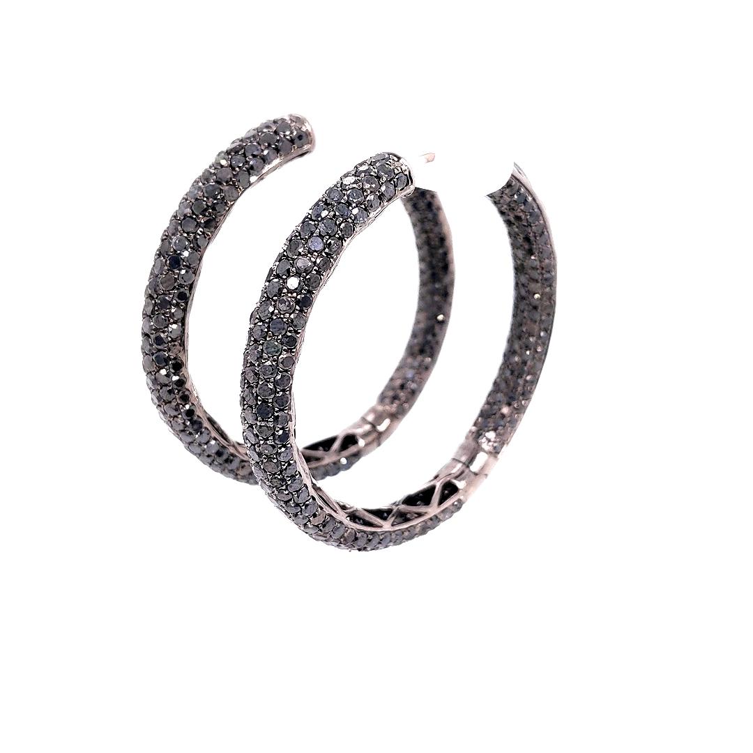 Der leichteste Micro Pave Diamond Hoop Earrings mit schwarzen Diamanten innen und außen auf allen drei Seiten in 18K Schwarzgold gesetzt. 

Aufschlüsselung der Diamanten:
572 runde schwarze Diamanten - insgesamt 14,02 Karat
18K Gold - Gewicht 17,30