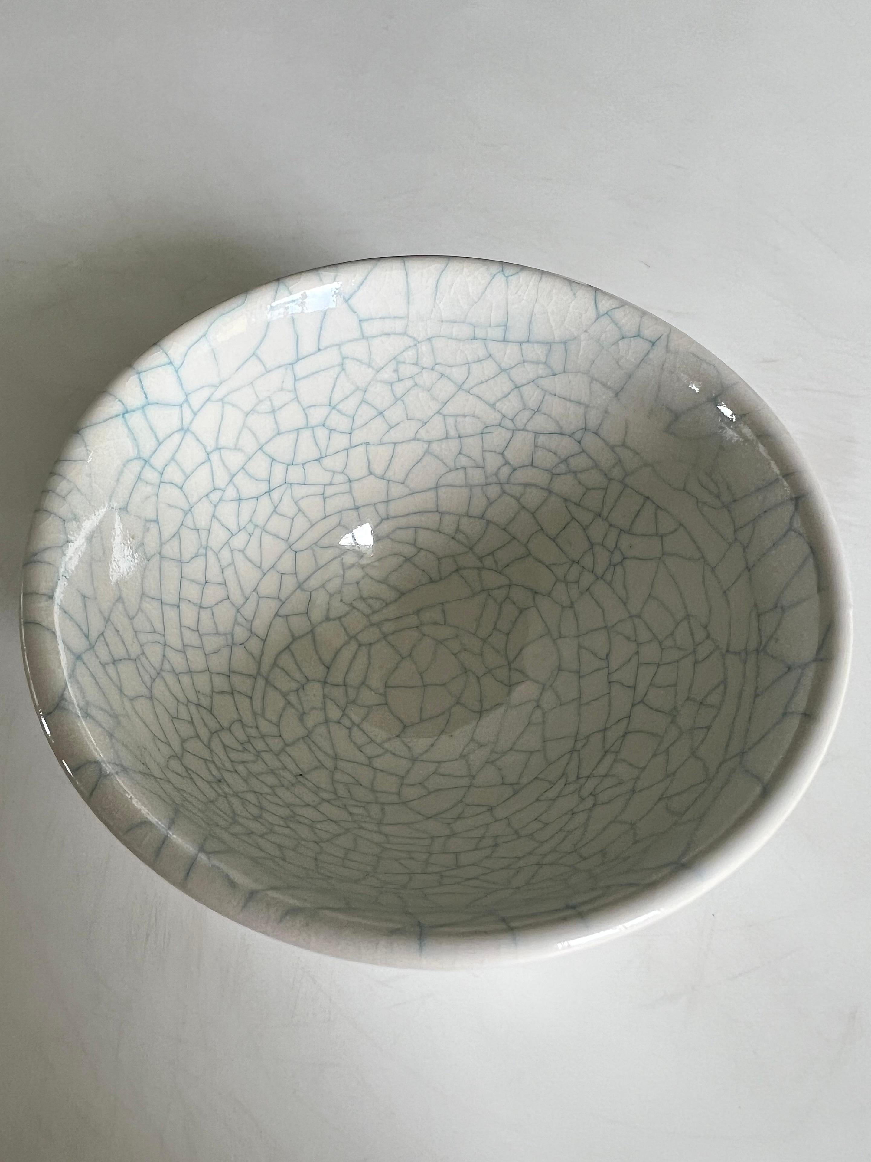 Keramik 12
Keramik
10,8 cm Durchmesser, 5,8 cm Höhe

Shin-Young Park ist eine in Korea geborene Neuseeländerin, die mit 16 Jahren mit ihrer Familie nach Auckland und 2006 nach Singapur zog. Sie schloss sowohl ihren BFA (1998) als auch ihren MFA
