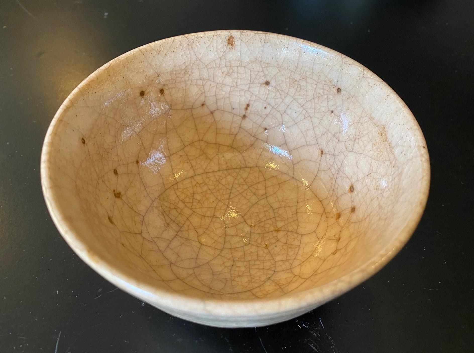 Shinbei Sakakura X (10th) Japanese Hagi Yaki Ware Pottery Chawan Tea Bowl & Box In Good Condition For Sale In Studio City, CA
