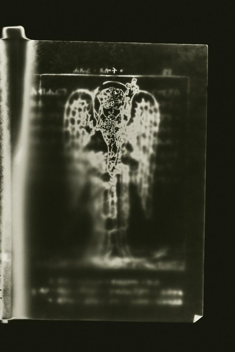 Ancient Page Angel, de la série Carry the Ocean. Résumé. Impression noire et blanche - Minimaliste Photograph par Shine Huang