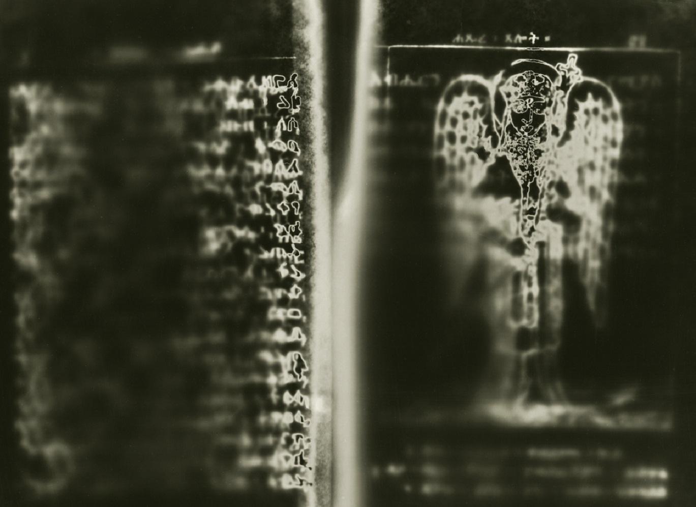 Ancient Page Angel, de la série Carry the Ocean. Résumé. Impression noire et blanche - Noir Abstract Photograph par Shine Huang