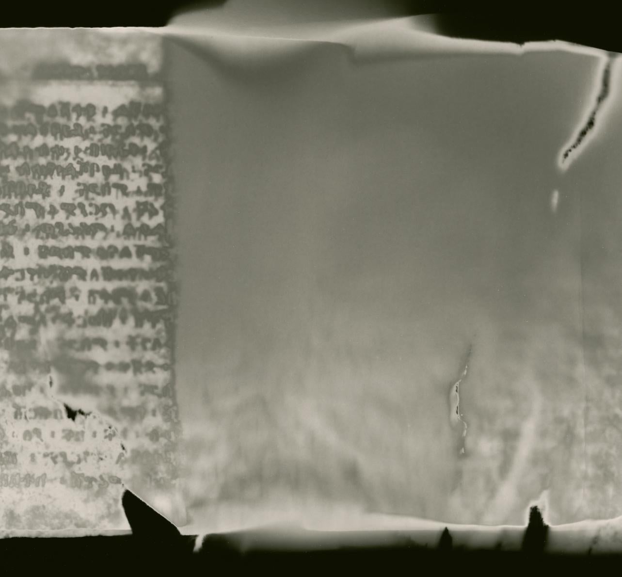 Antike Seite, aus der Serie Carry the Ocean. Zusammenfassung.  Schwarzer und weißer Druck (Minimalistisch), Photograph, von Shine Huang