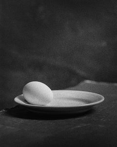 Étude à l'œuf 4.  Nature morte . Impression à la gélatine argentée en noir et blanc