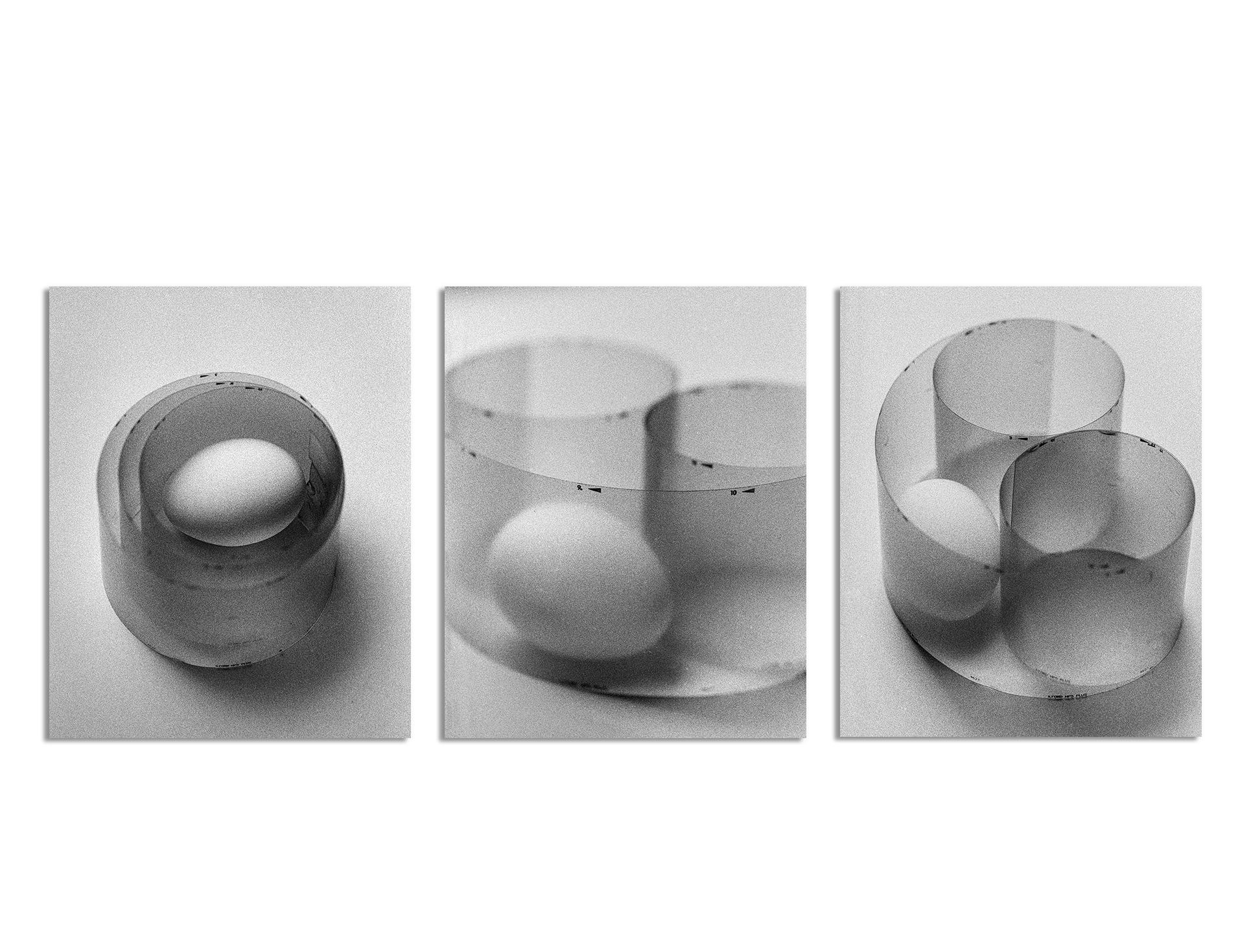 Abstract Photograph de Shine Huang - Estudio de huevos 6, 7 y 8. Tríptico. Resumen.  Gelatina de plata en blanco y negro