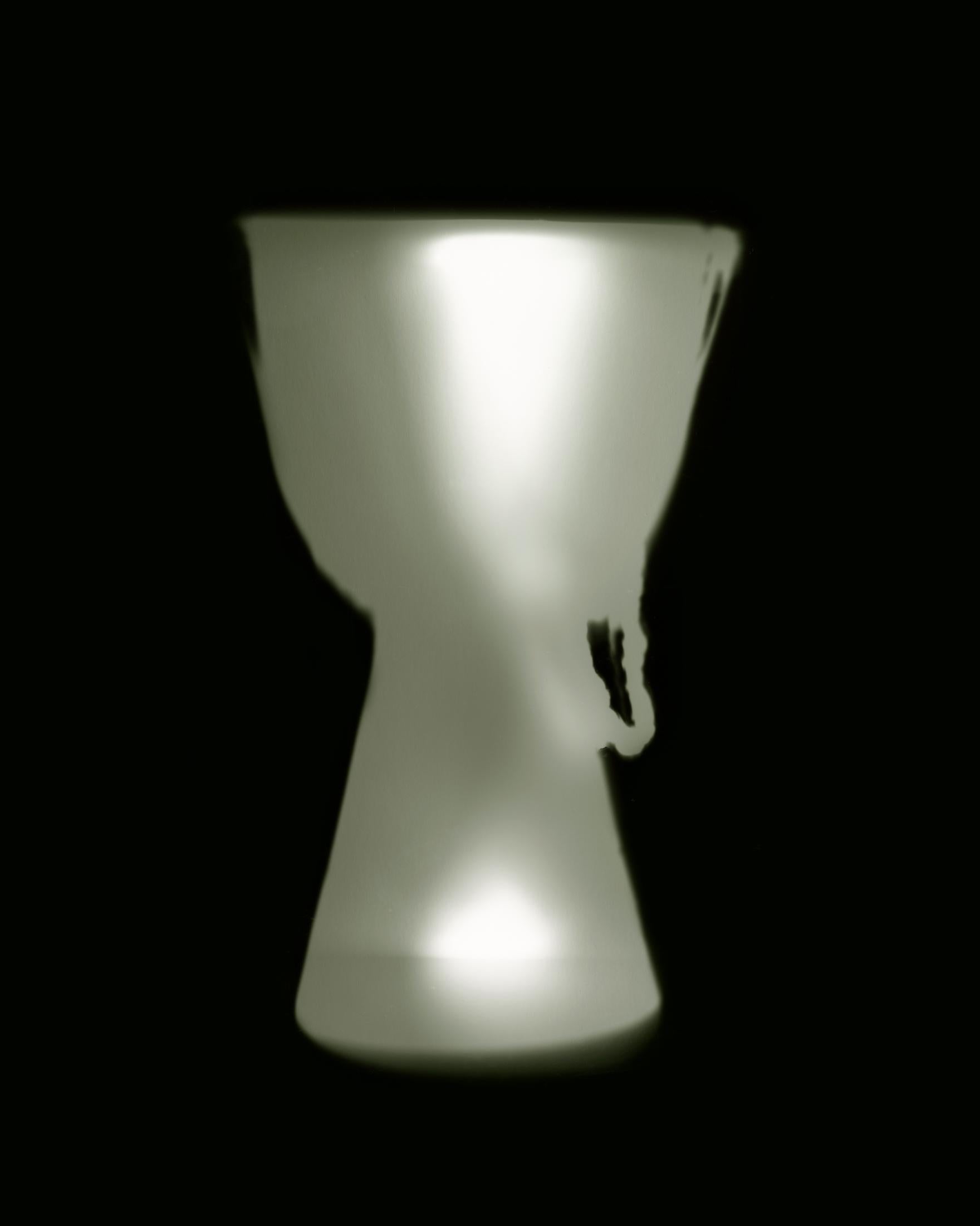 Trommel- und Gewürzschale mit Finger, Diptychon.  Schwarzer und weißer Druck – Photograph von Shine Huang