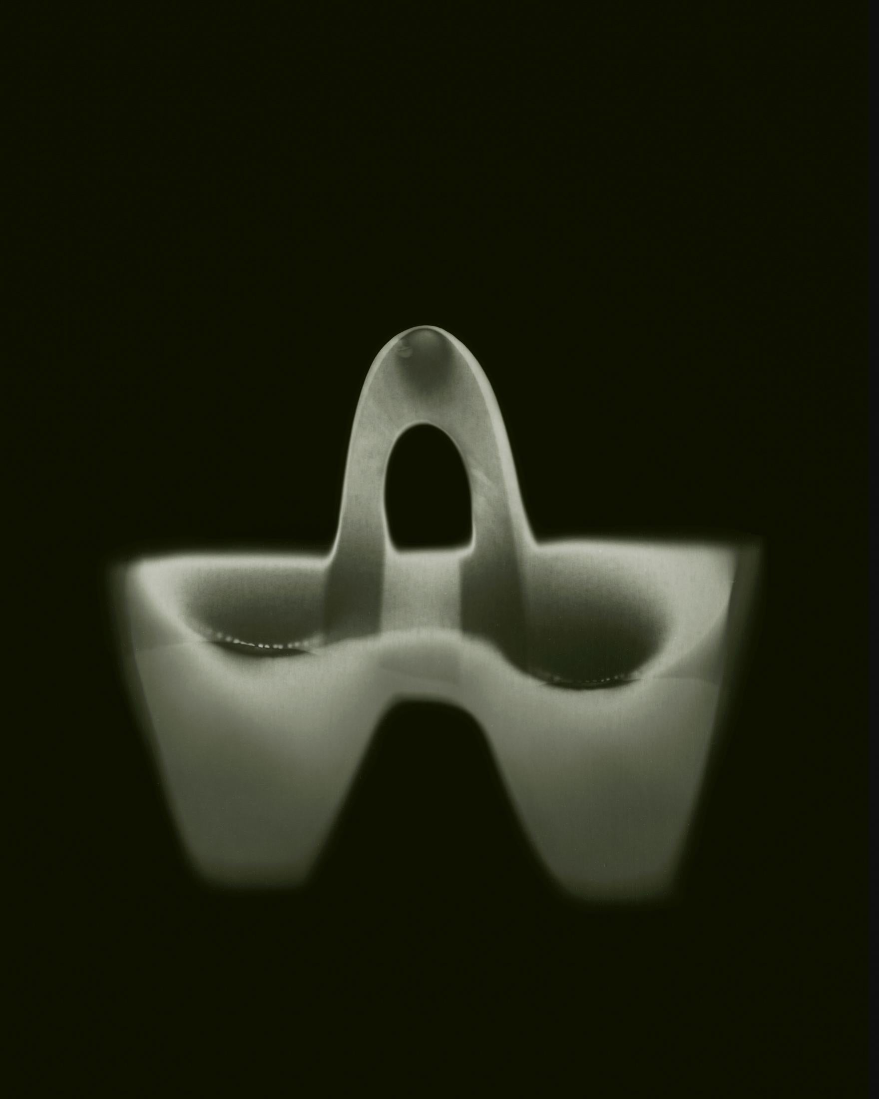 Trommel- und Gewürzschale mit Finger, Diptychon.  Schwarzer und weißer Druck (Minimalistisch), Photograph, von Shine Huang