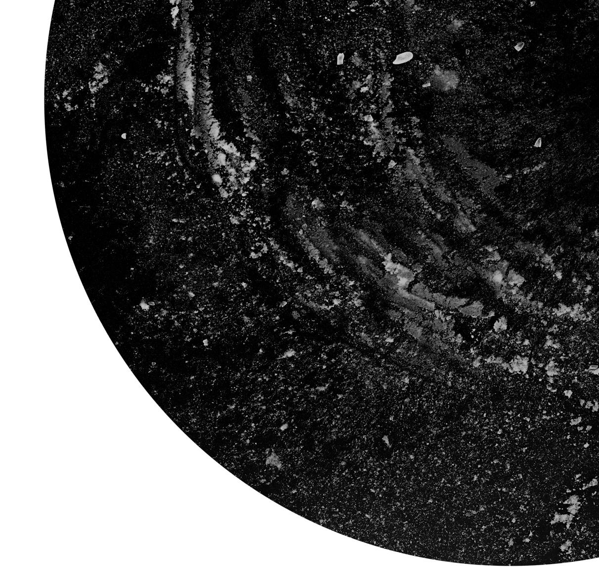 Interstellar. Résumé.  Impression noire et blanche - Noir Black and White Photograph par Shine Huang