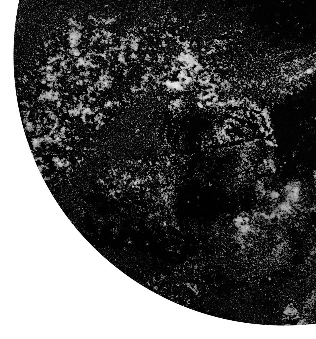 Interstellar II, 2019 von Shine Huang
Archivpigmentdruck auf Hahnemuhle Kunstdruckpapier.
Bildgröße: 42 Zoll. H x 42 in. W
Auflage 2/6 + 1AP

Verso in Tinte signiert.
ungerahmt
____________________________
Shine Huang (M.F.A. Photography) ist eine