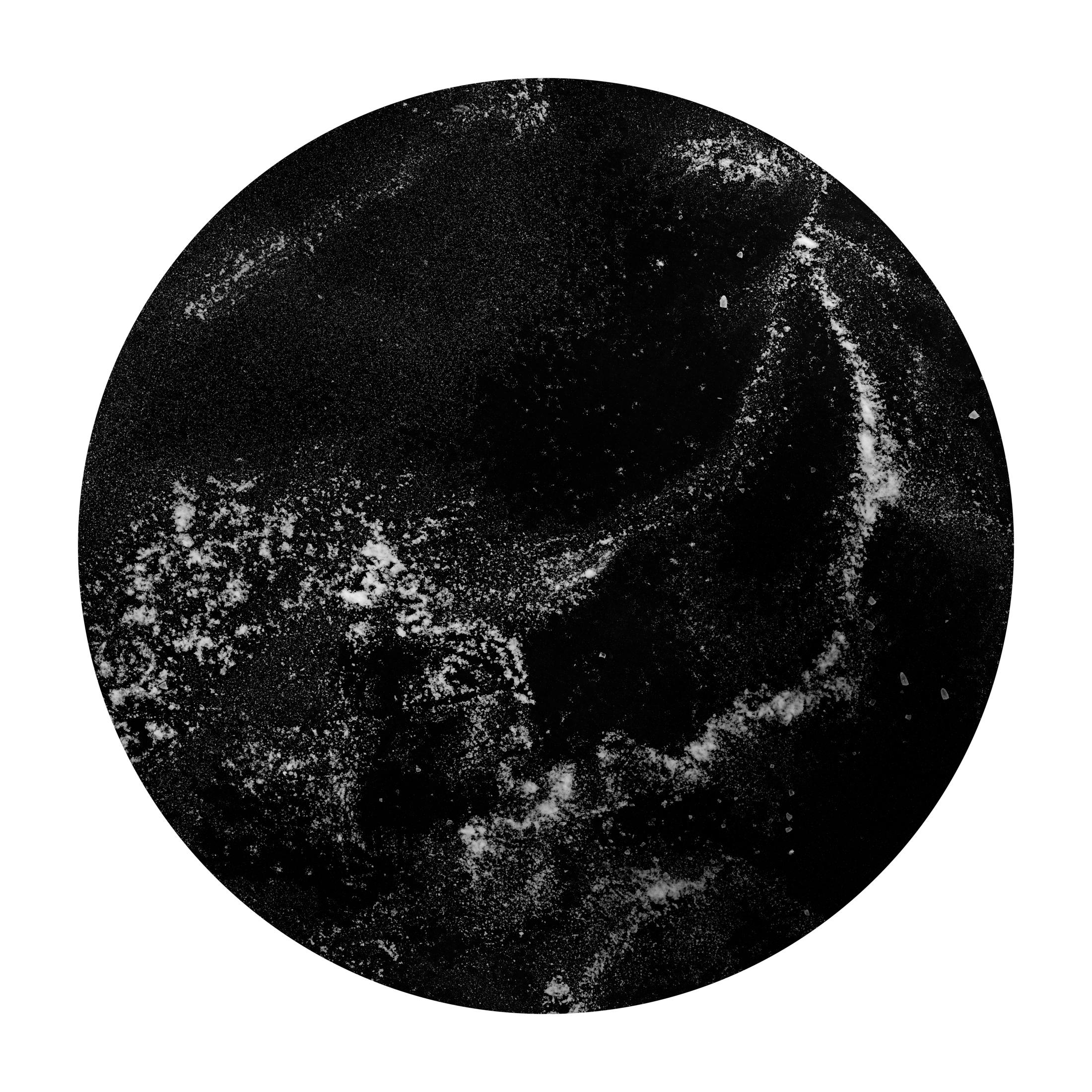Shine Huang Abstract Photograph – Interstellar II. Zusammenfassung.  Schwarzer und weißer Druck