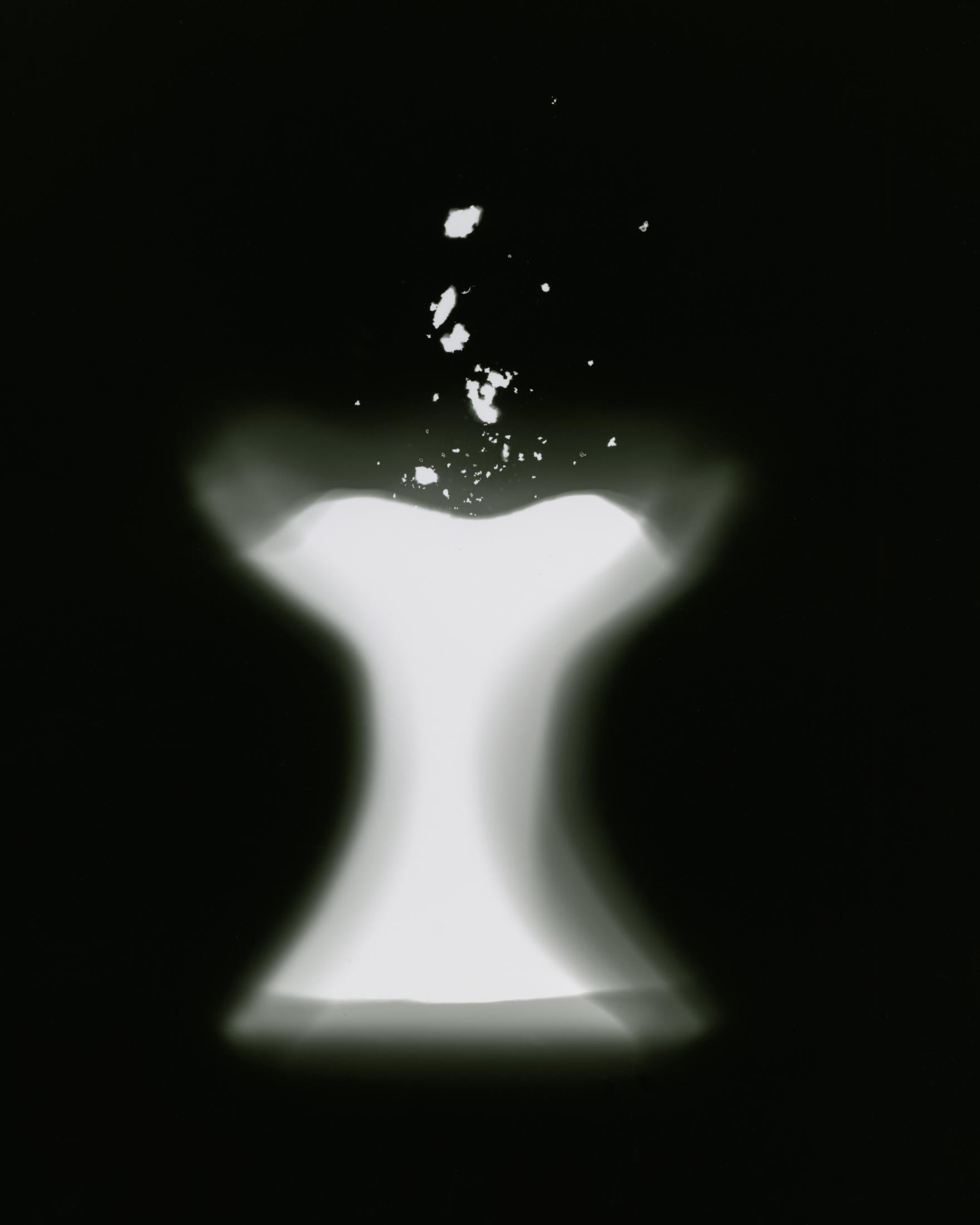 Jebana e detriti di incenso, dittico. Stampa in bianco e nero - Photograph Minimalismo di Shine Huang