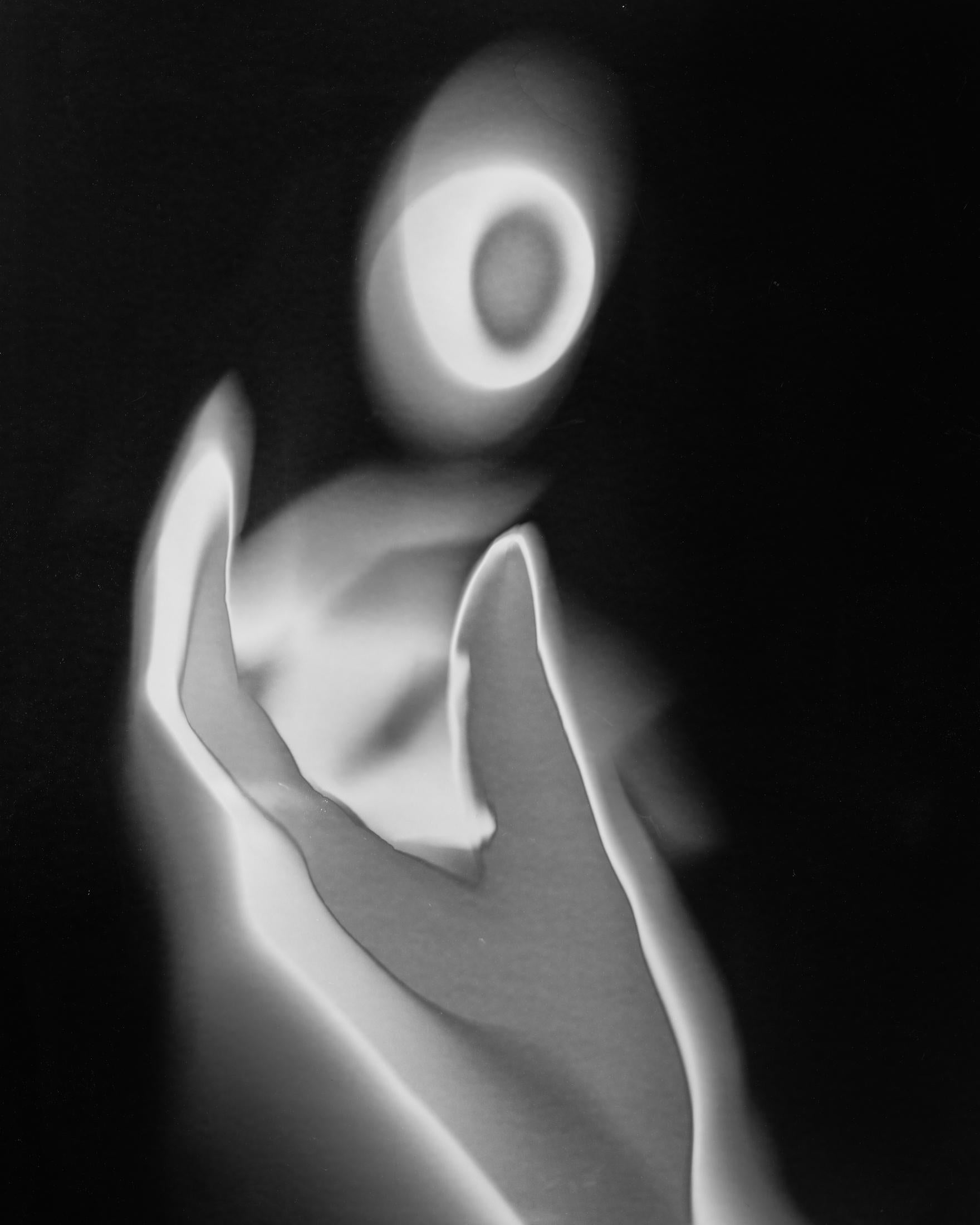 Shine Huang Black and White Photograph – Wiedergeburt II. Zusammenfassung.  Schwarzer und weißer Druck