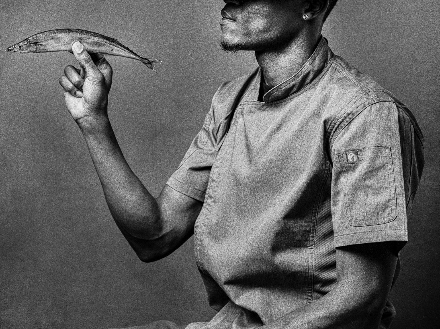 Tinker, Chef, Fisch. Schwarz-Weiß-Porträtdruck (Grau), Black and White Photograph, von Shine Huang