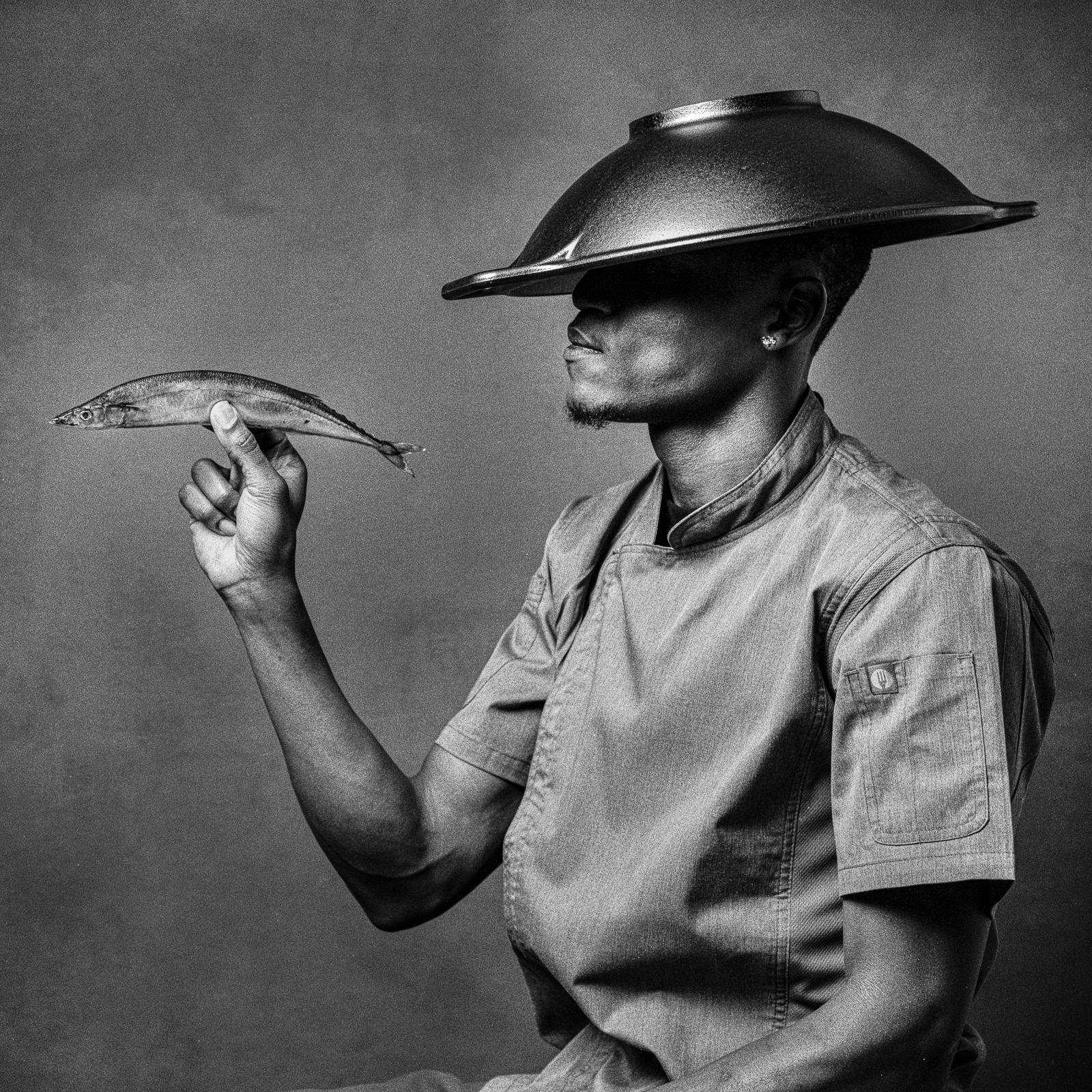 Shine Huang Black and White Photograph – Tinker, Chef, Fisch. Schwarz-Weiß-Porträtdruck