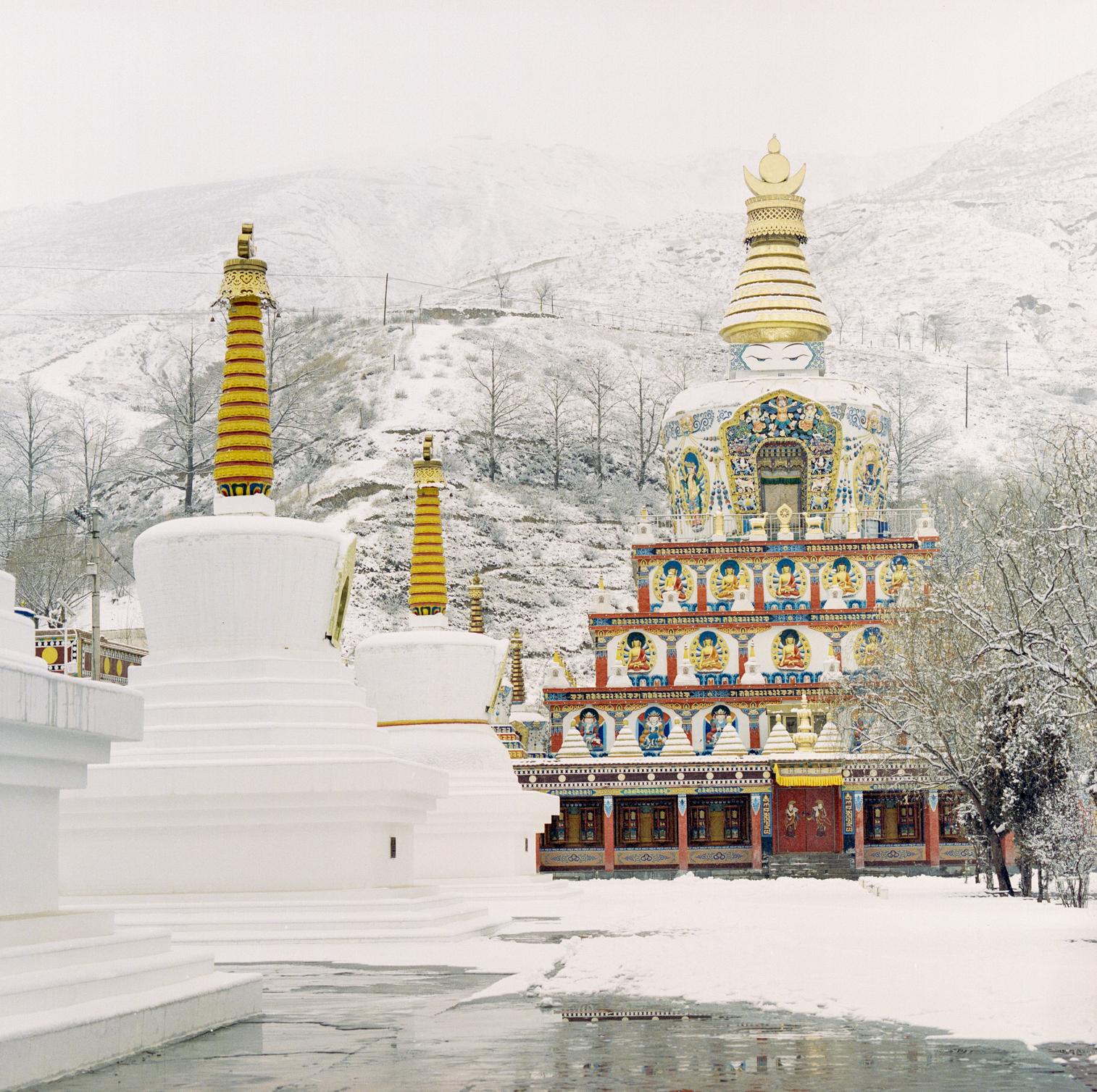 Templo de Wutun en la nieve. Paisaje en color Fotografía de edición limitada - Photograph de Shine Huang