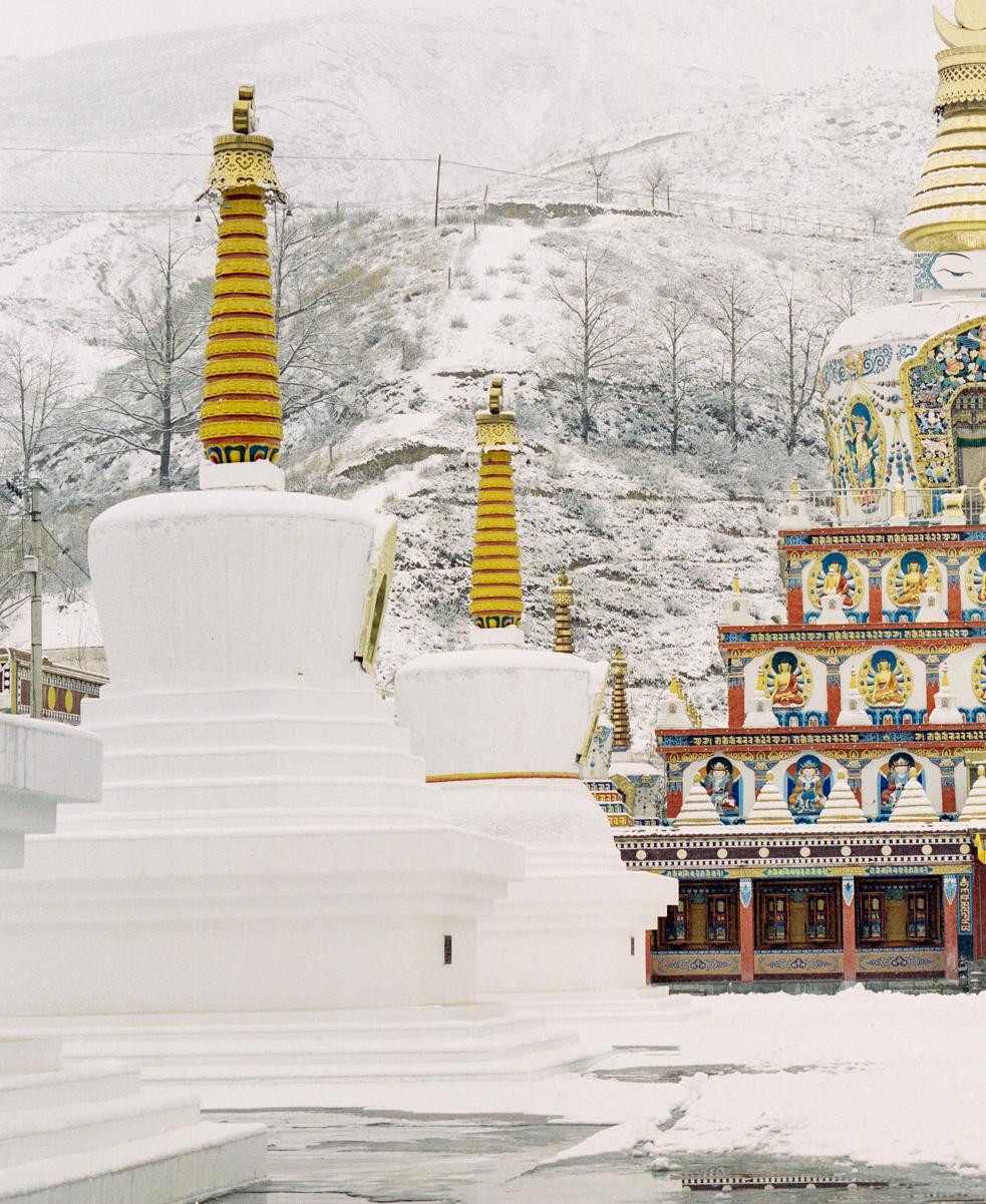 Templo de Wutun en la nieve. Paisaje en color Fotografía de edición limitada - Photograph Contemporáneo de Shine Huang