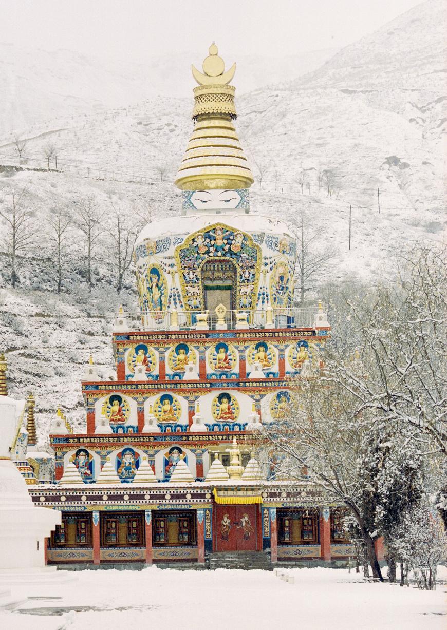 Templo de Wutun en la nieve. Paisaje en color Fotografía de edición limitada - Landscape Photograph Gris de Shine Huang