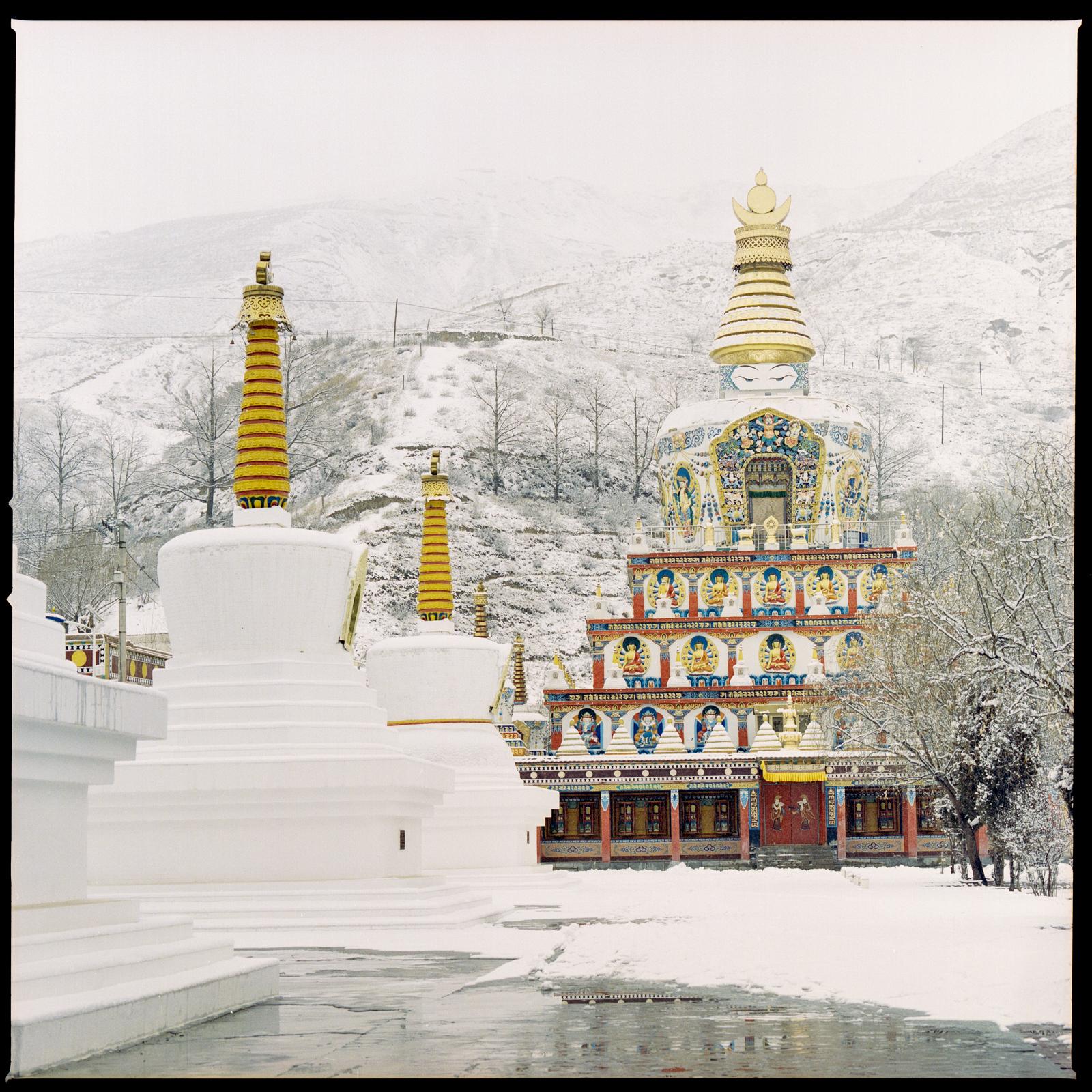 Landscape Photograph de Shine Huang - Templo de Wutun en la nieve. Paisaje en color Fotografía de edición limitada