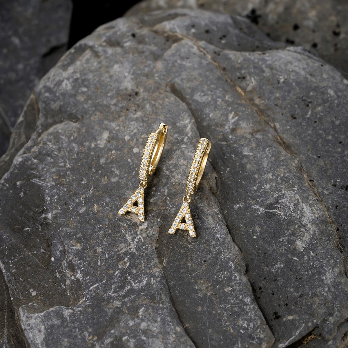 Moderno Orecchini a goccia con iniziali A in oro giallo 14K e diamanti Pave in vendita