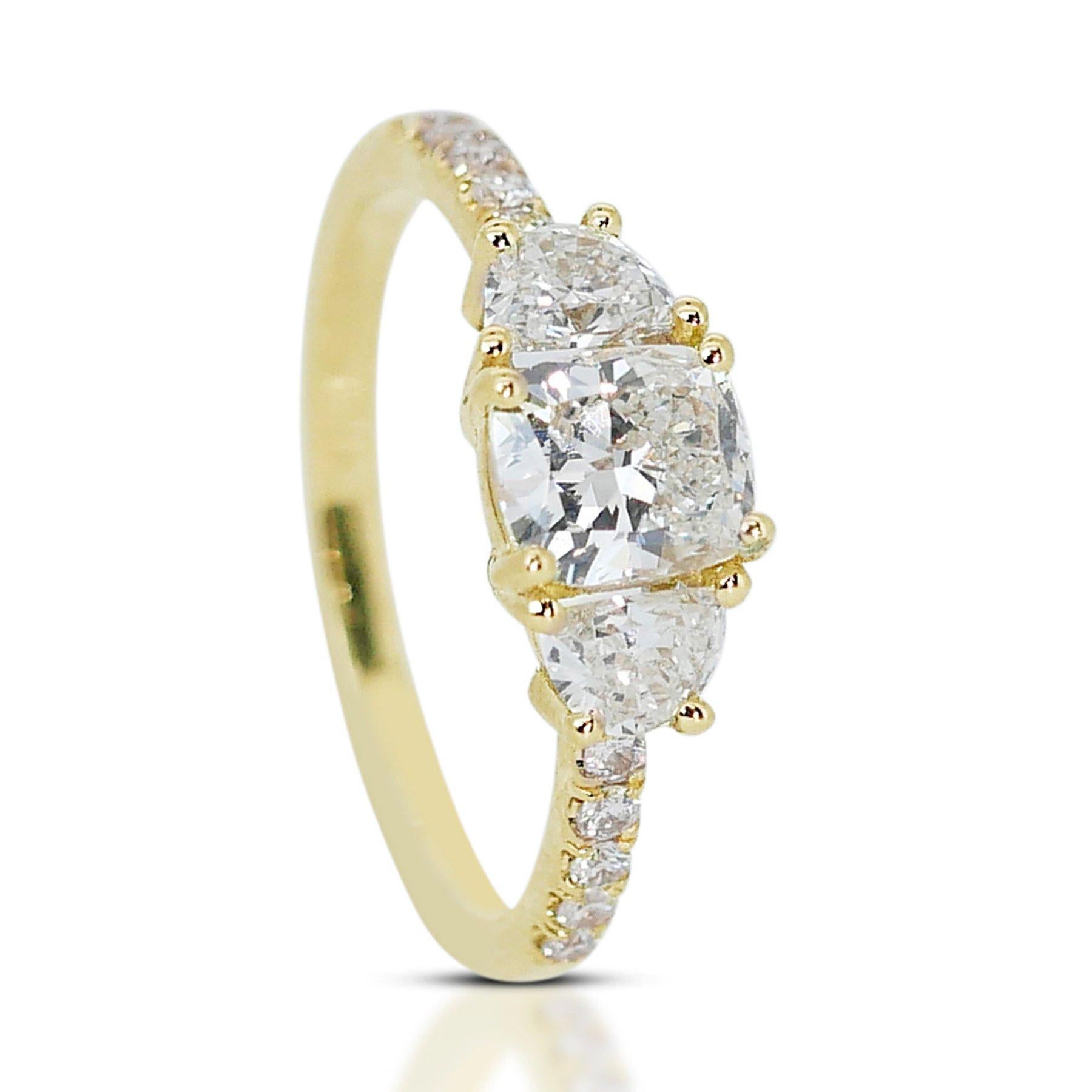 Women's Shining 1.04 ct Cushion Cut Diamond 3 Stone Ring in 18k Yellow Gold – GIA  For Sale