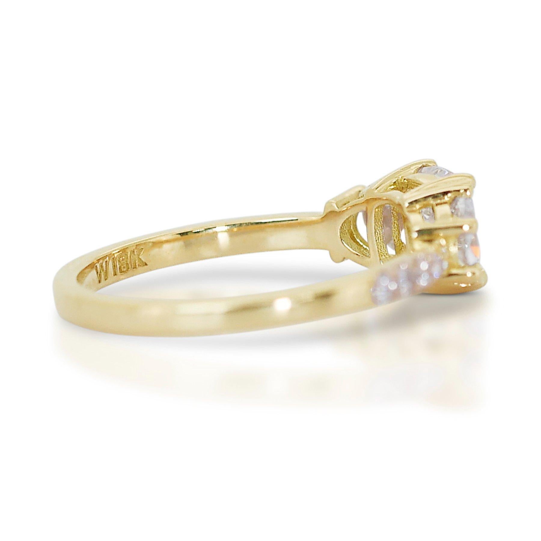 Shining 1.04 ct Cushion Cut Diamond 3 Stone Ring in 18k Yellow Gold – GIA  For Sale 3