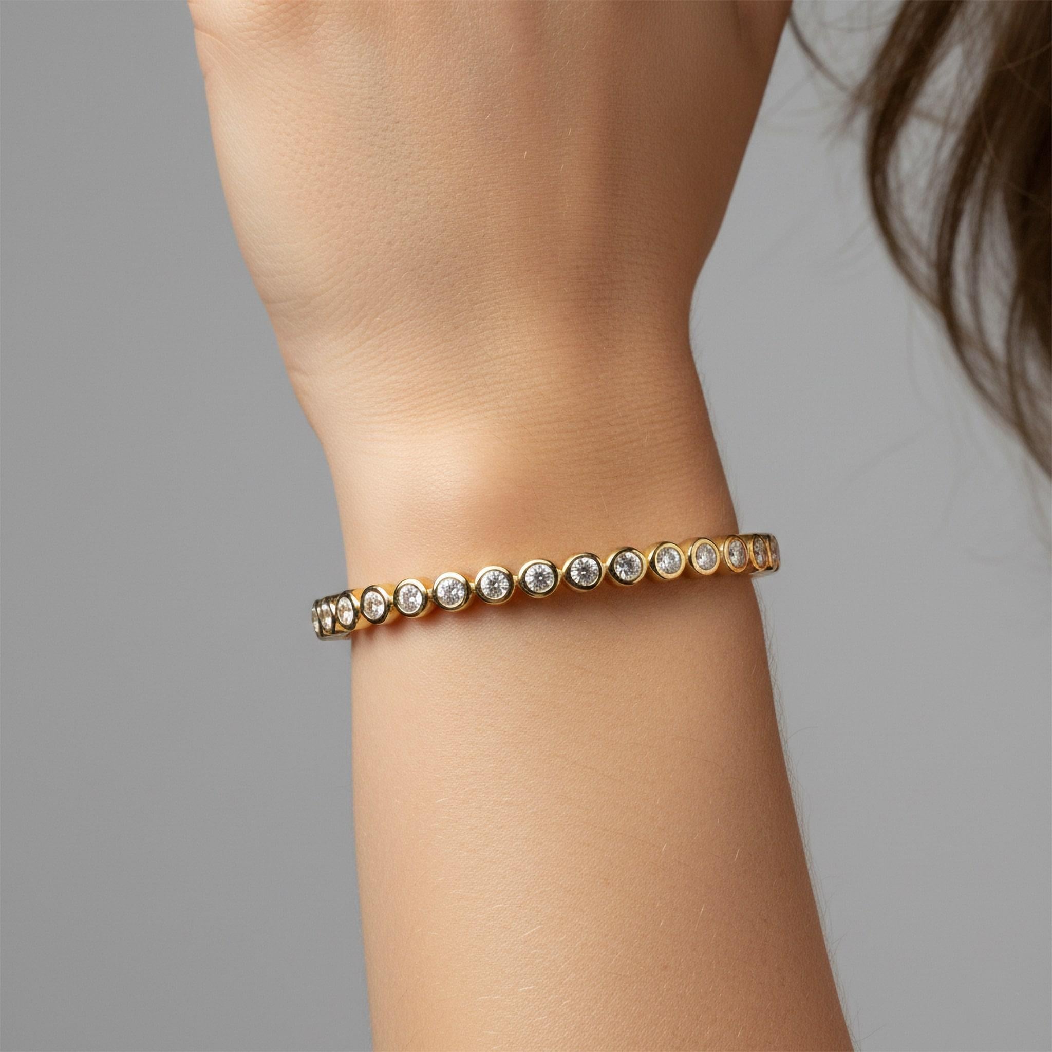 Ce superbe bracelet, réalisé en or jaune 14 carats, met en valeur l'éclat de diamants naturels pleine taille. D'un poids total de 8,66 grammes et ornée de 24 diamants totalisant 0,55 carat, cette pièce respire l'élégance et la sophistication, ce qui