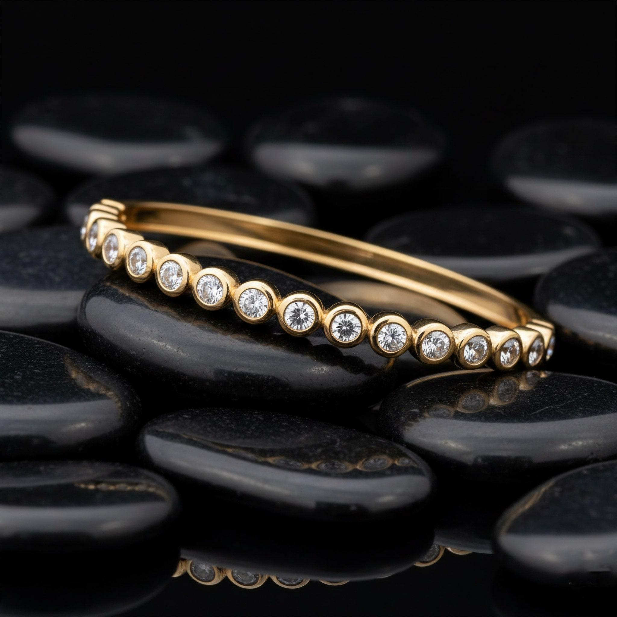 Moderne Bracelet en or jaune 14K (ou 18k sur demande) Shining Dawn Diamond Bangle en vente