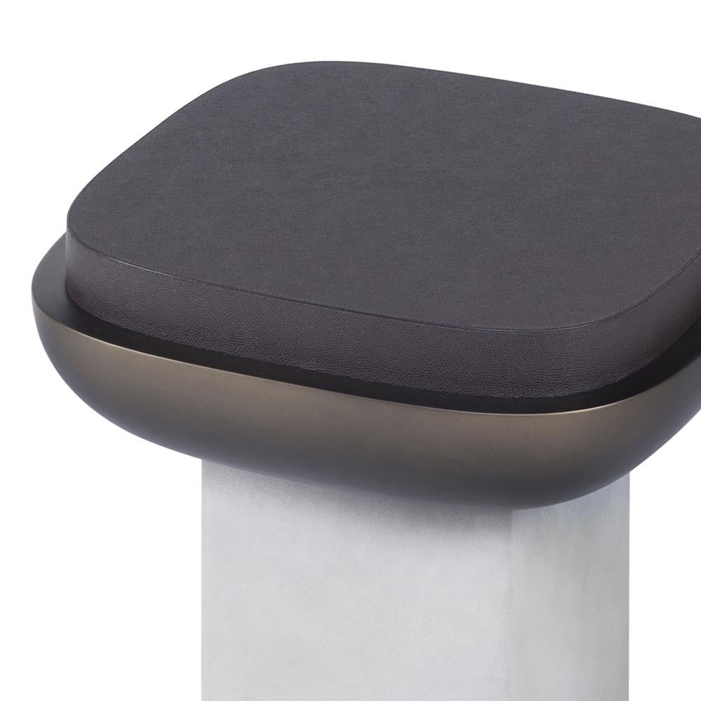 Side table Shinto leather with solid wood structure,
base covered with suede leather in extra light grey 
color. Top frame in solid wood in matte bronzage 
lacquered and wooden top covered with grained
genuine leather in black color.