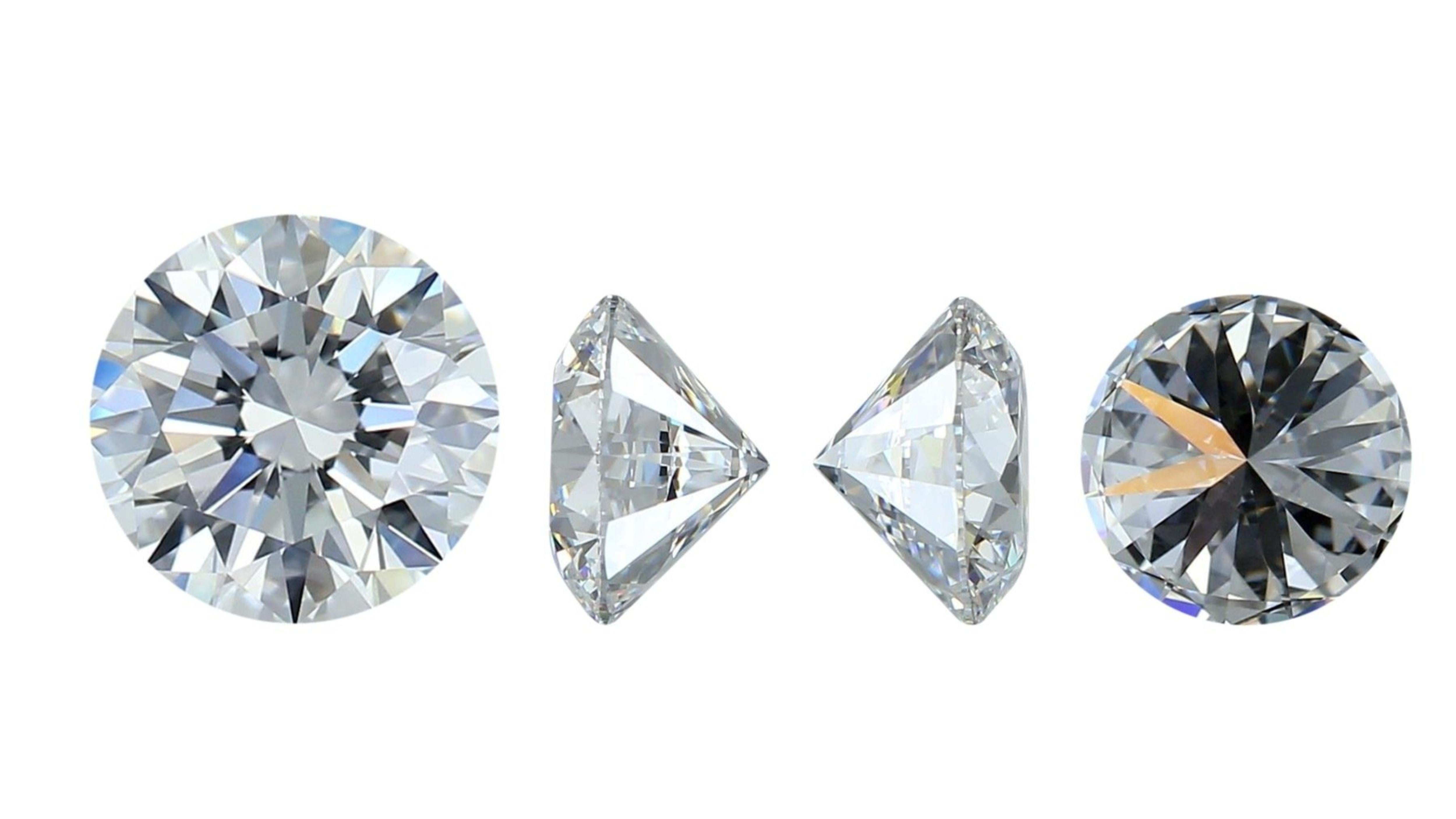 Shiny 0.92 carat natural cut round brilliant diamond For Sale 2
