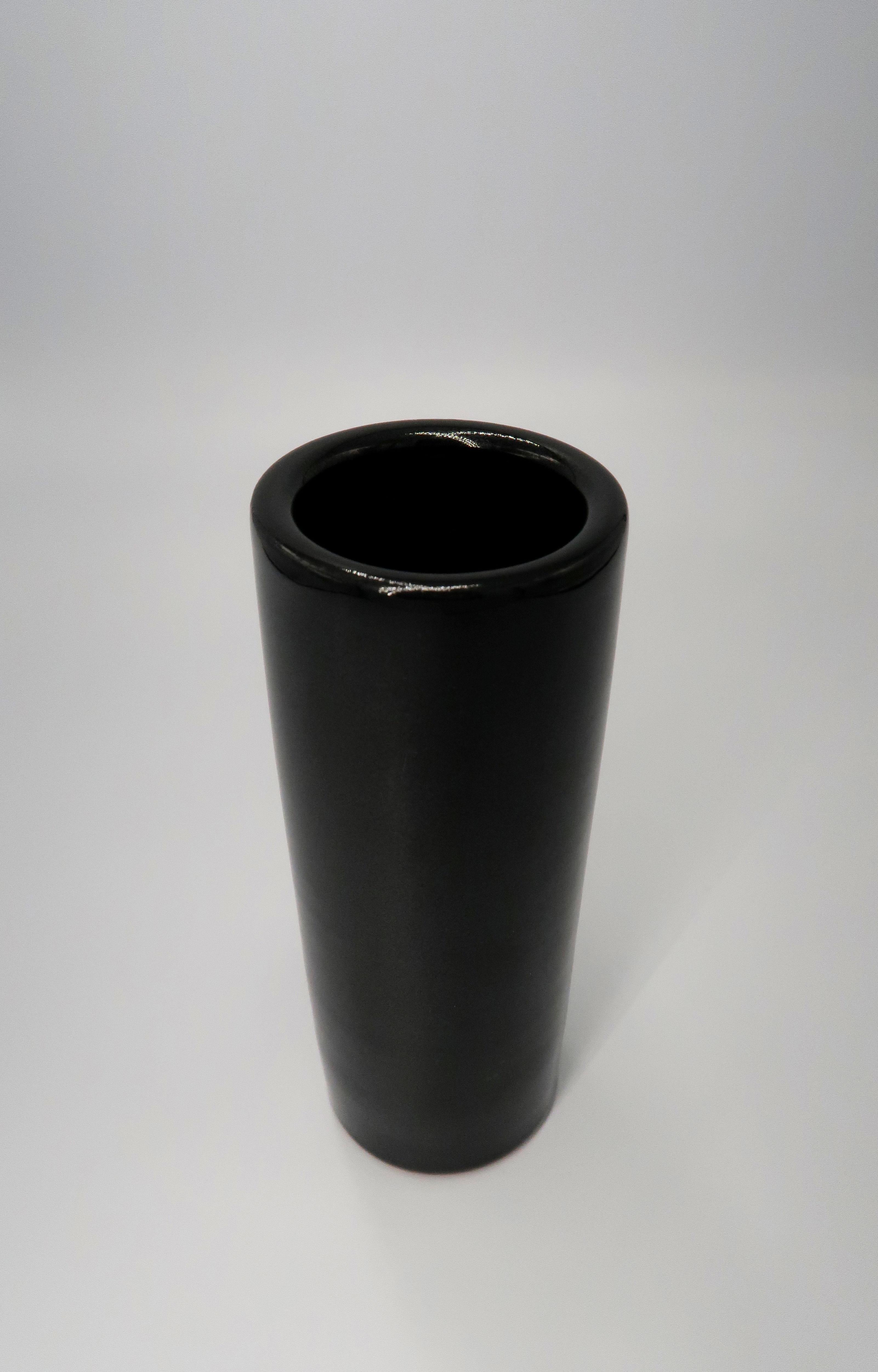 schwarze vase glänzend