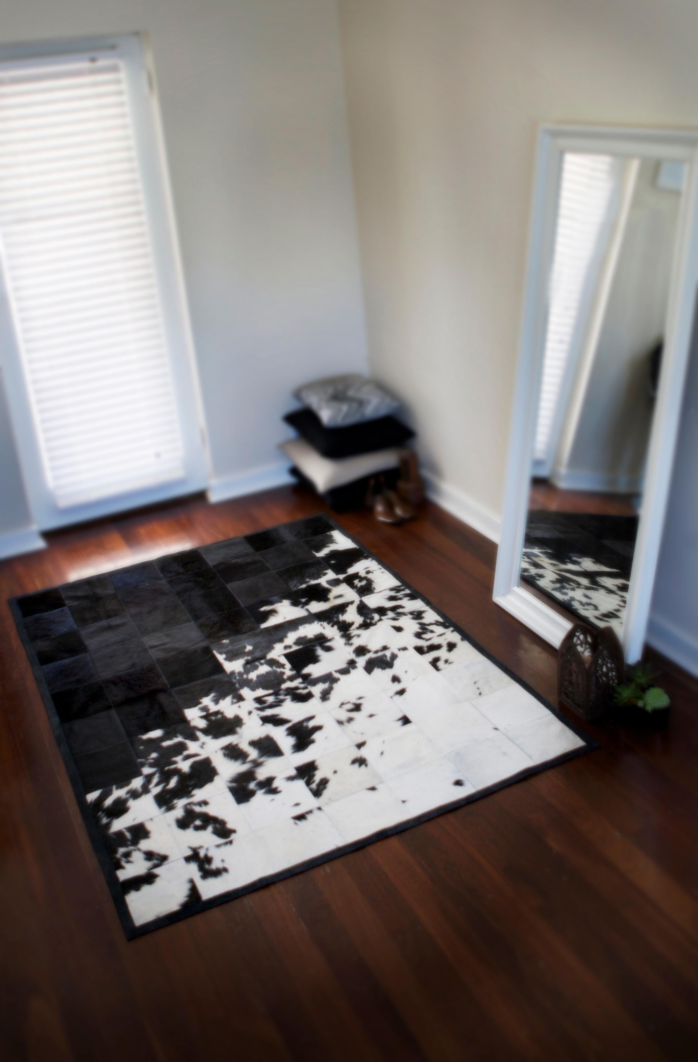 Art déco Tapis en cuir de vache noir brillant avec un riche blanc crème personnalisable, petit modèle en vente