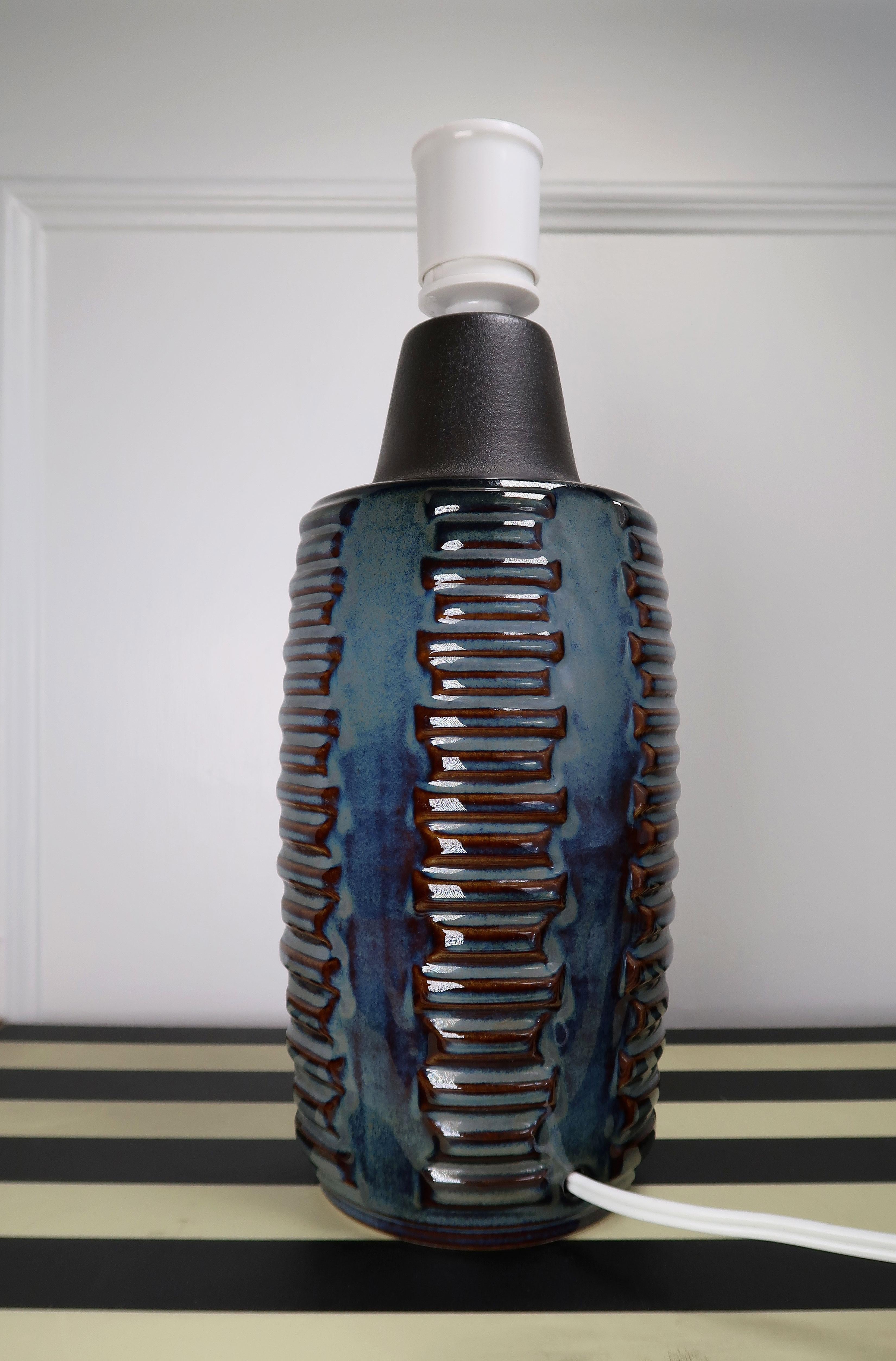 Glossy blue and caramel glaze under a matte black neck on this Einar Johansen stoneware table lamp from the early 1960s. A Danish midcentury classic style and shape with relief lined pattern around the body. Manufactured by Søholm Stentøj on the
