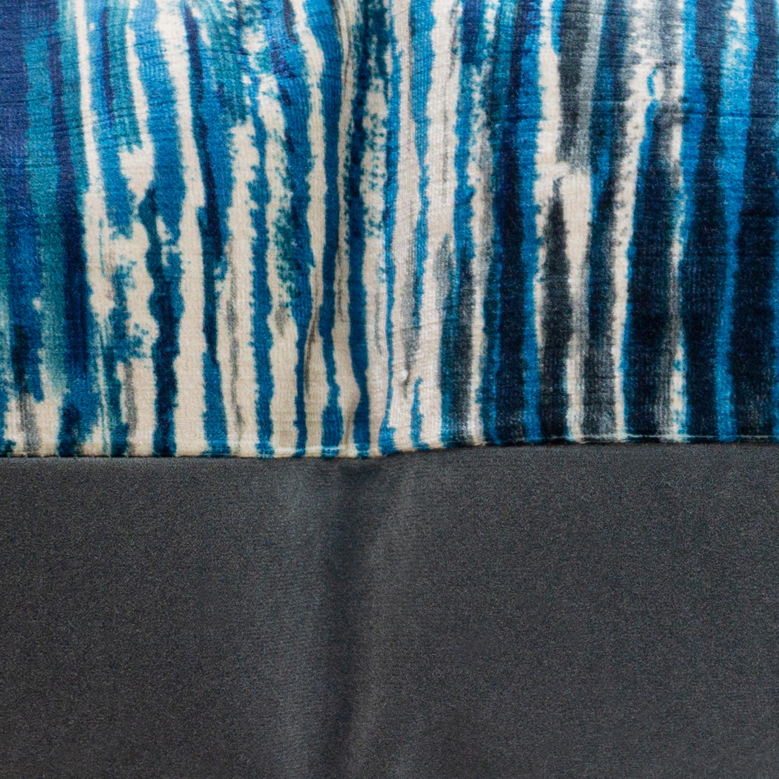 XXIe siècle et contemporain Oreillers en velours bleu brillant gris blanc avec dossier en velours gris en vente