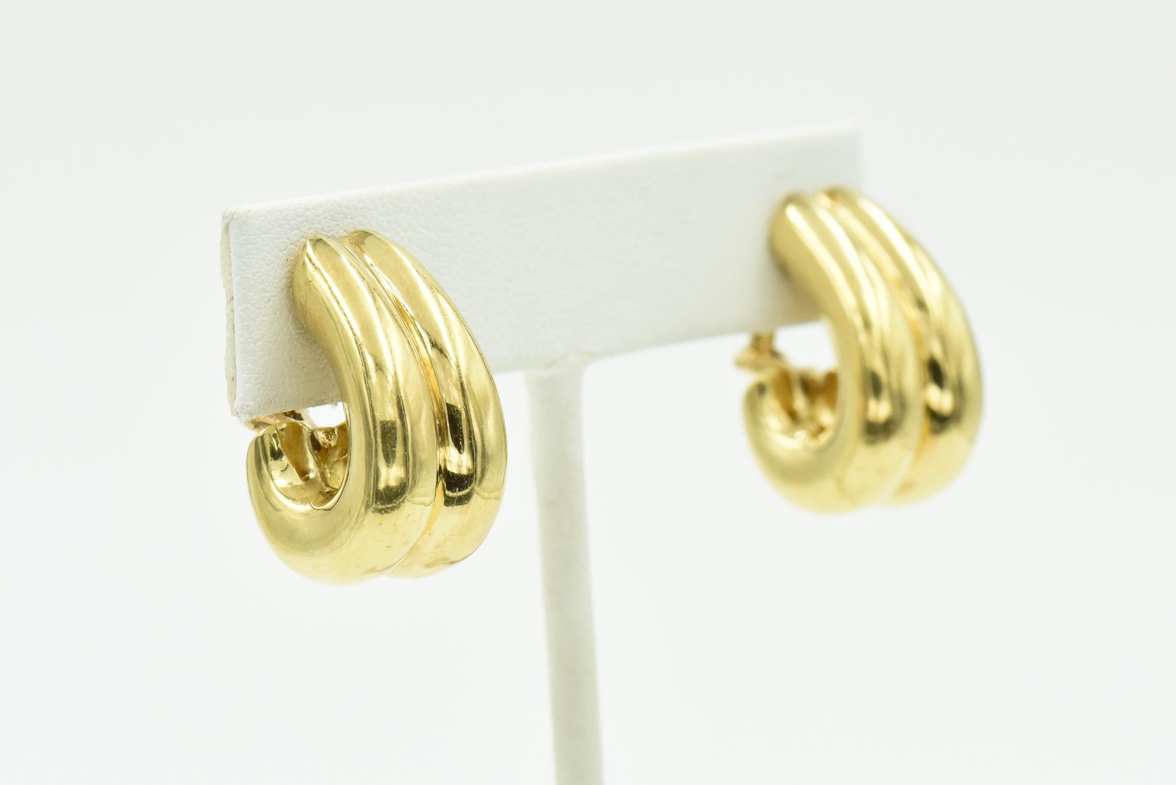 Boucles d'oreilles double créoles en or à finition brillante Bon état - En vente à Miami Beach, FL