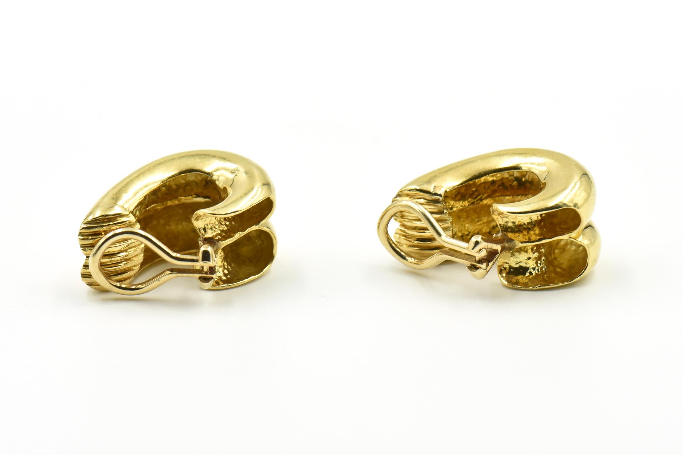 Boucles d'oreilles double créoles en or à finition brillante en vente 1