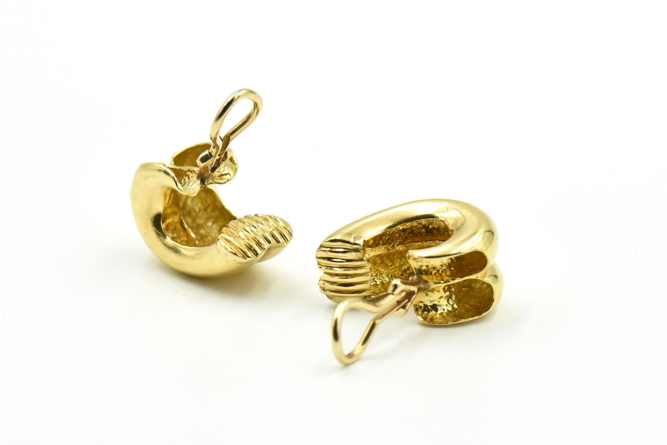 Boucles d'oreilles double créoles en or à finition brillante en vente 2