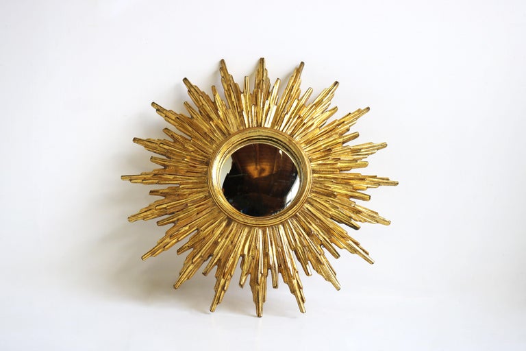 Stunning Vintage carved wood Sun mirror, Belgium 1960s.
Elegant sun mirror, with its rays carved in wood and with convex mirror, model registered in Belgium, mid 20th century.
In good original condition, some signs of age on the frame and glass.