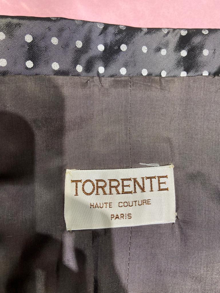 Abito da cocktail grigio lucido con stampa a pois bianchi TORRENTE Couture in vendita 2
