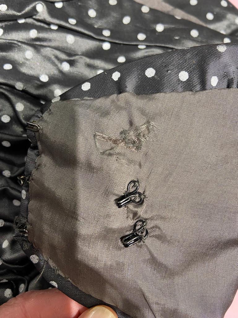Abito da cocktail grigio lucido con stampa a pois bianchi TORRENTE Couture in vendita 4