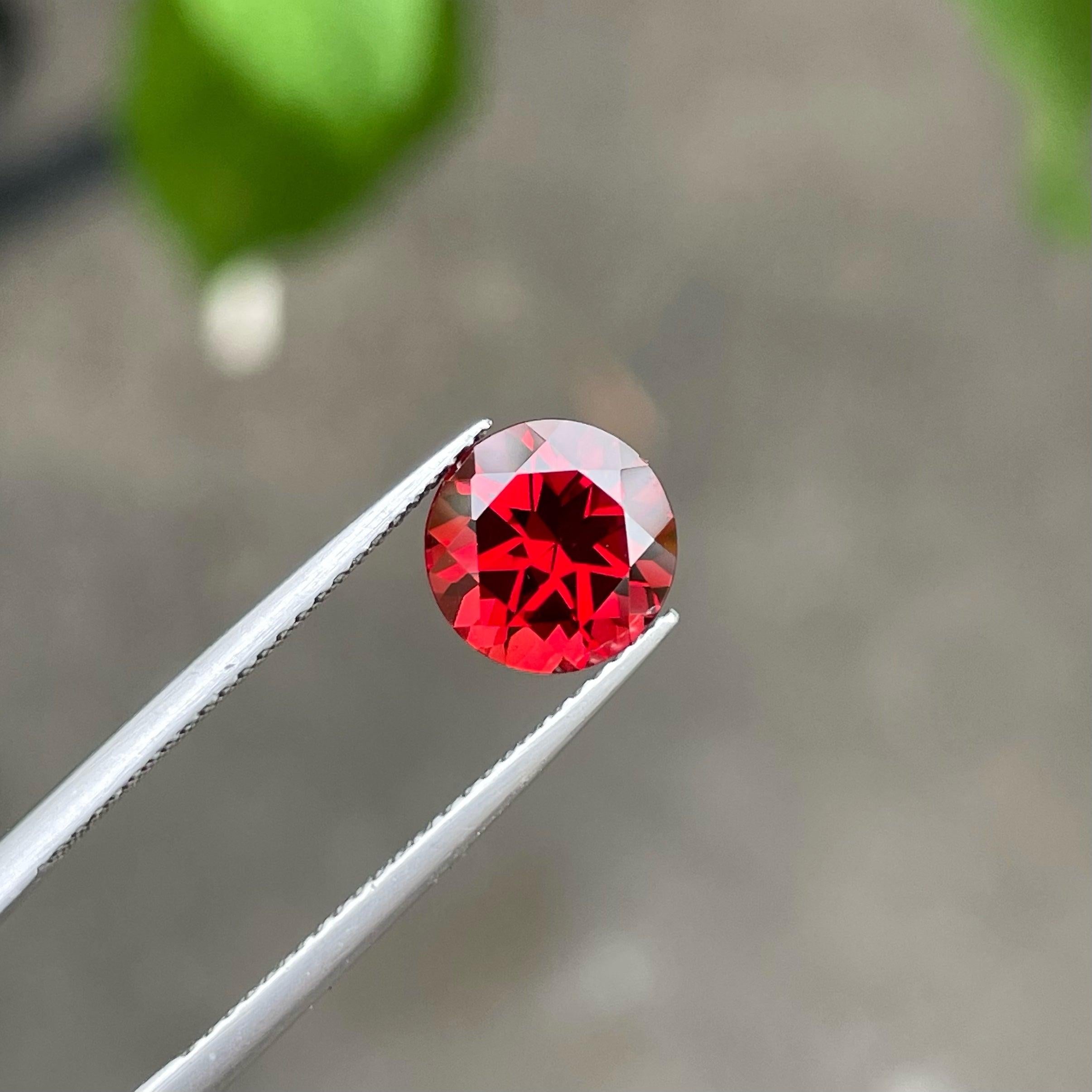 Modern Shiny Natural Red Garnet for Ring 2.60 Cts AAA Quality Garnet from Malawi  For Sale