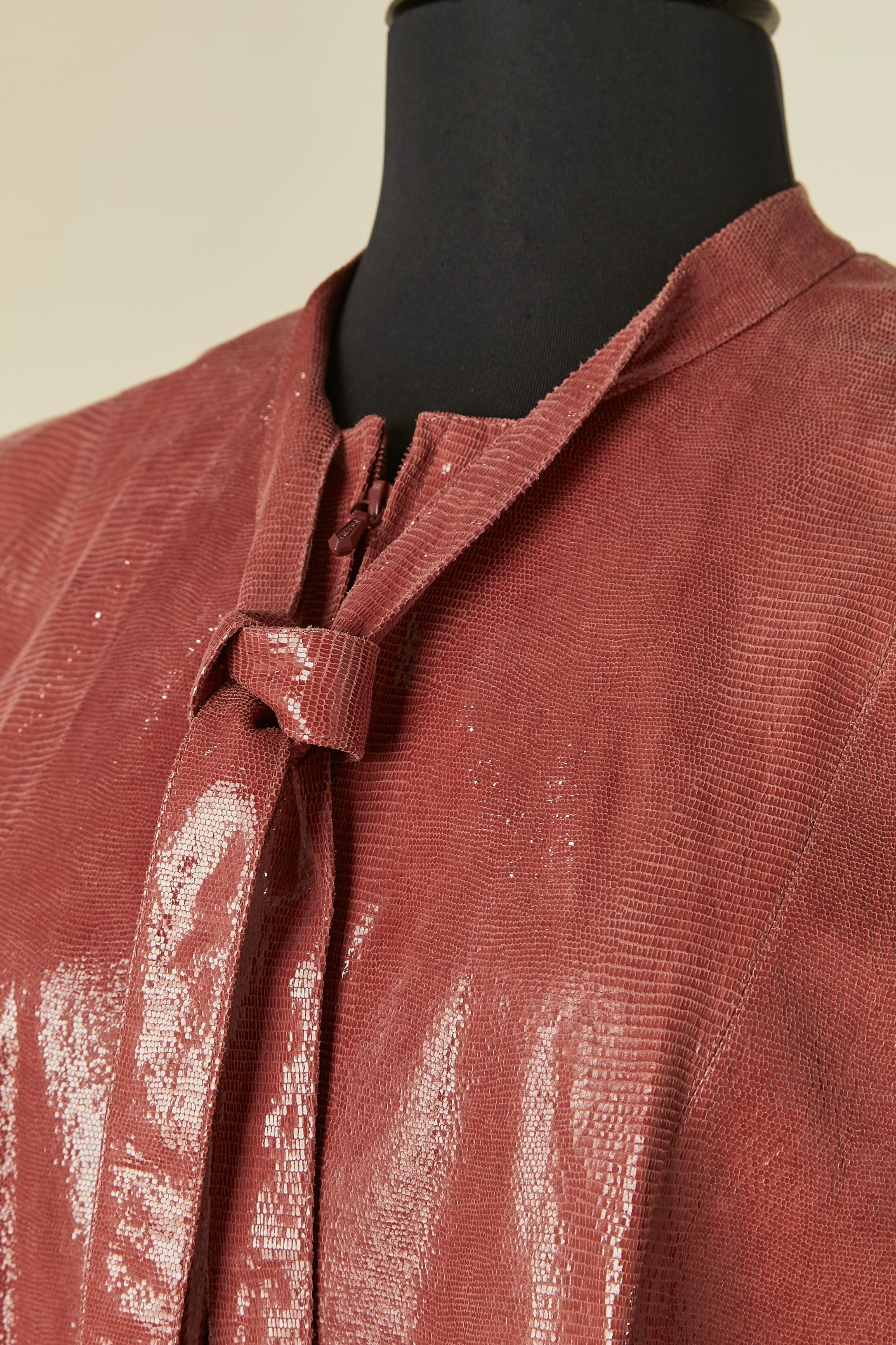 Top in pelle di capra rosa con chiusura a zip, tirazip con marchio e papillon. Senza fodera. 
TAGLIA 46 (Fr) L