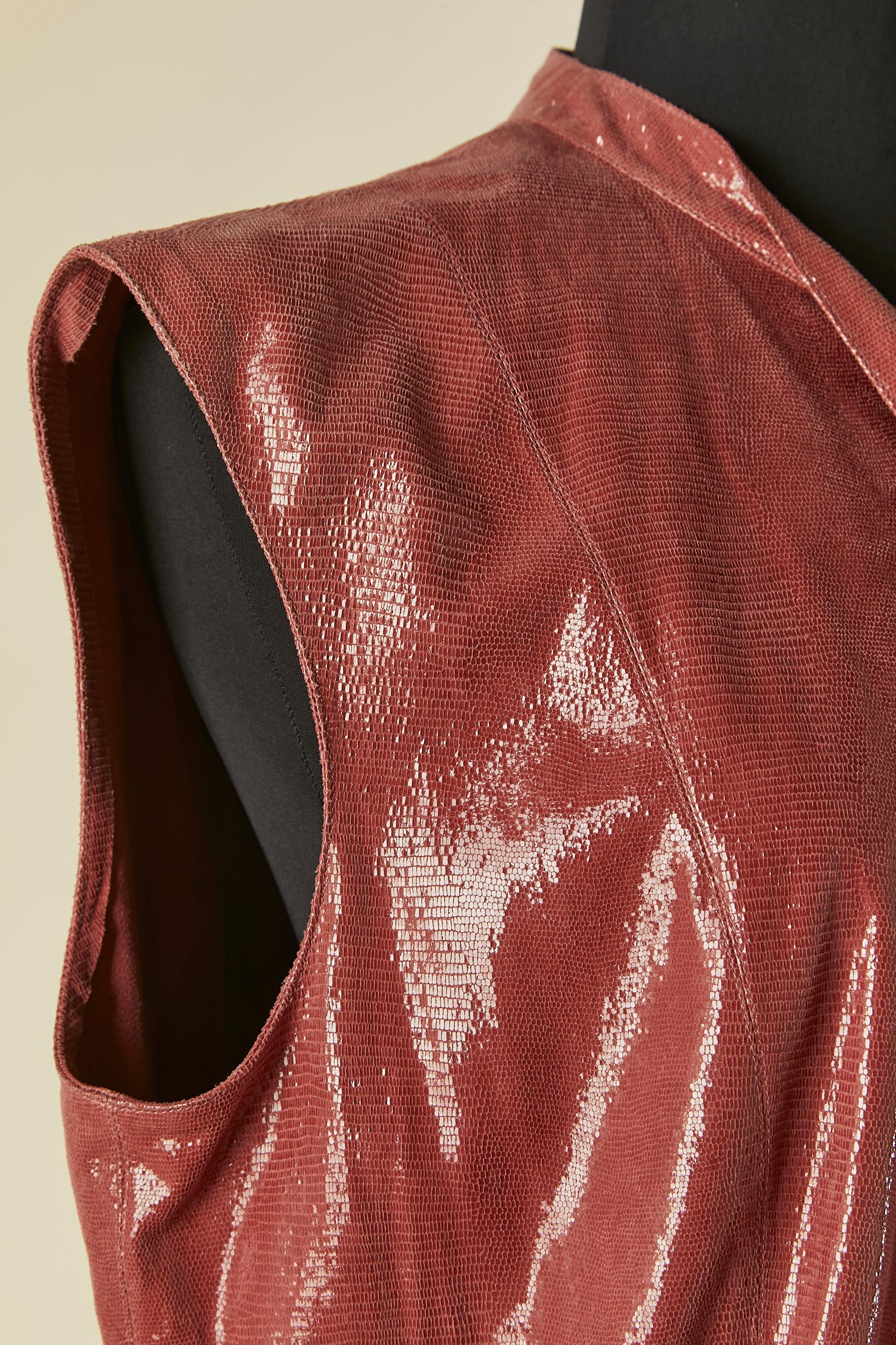 Marrone Top in pelle rosa lucido con chiusura a zip e papillon Chanel in vendita