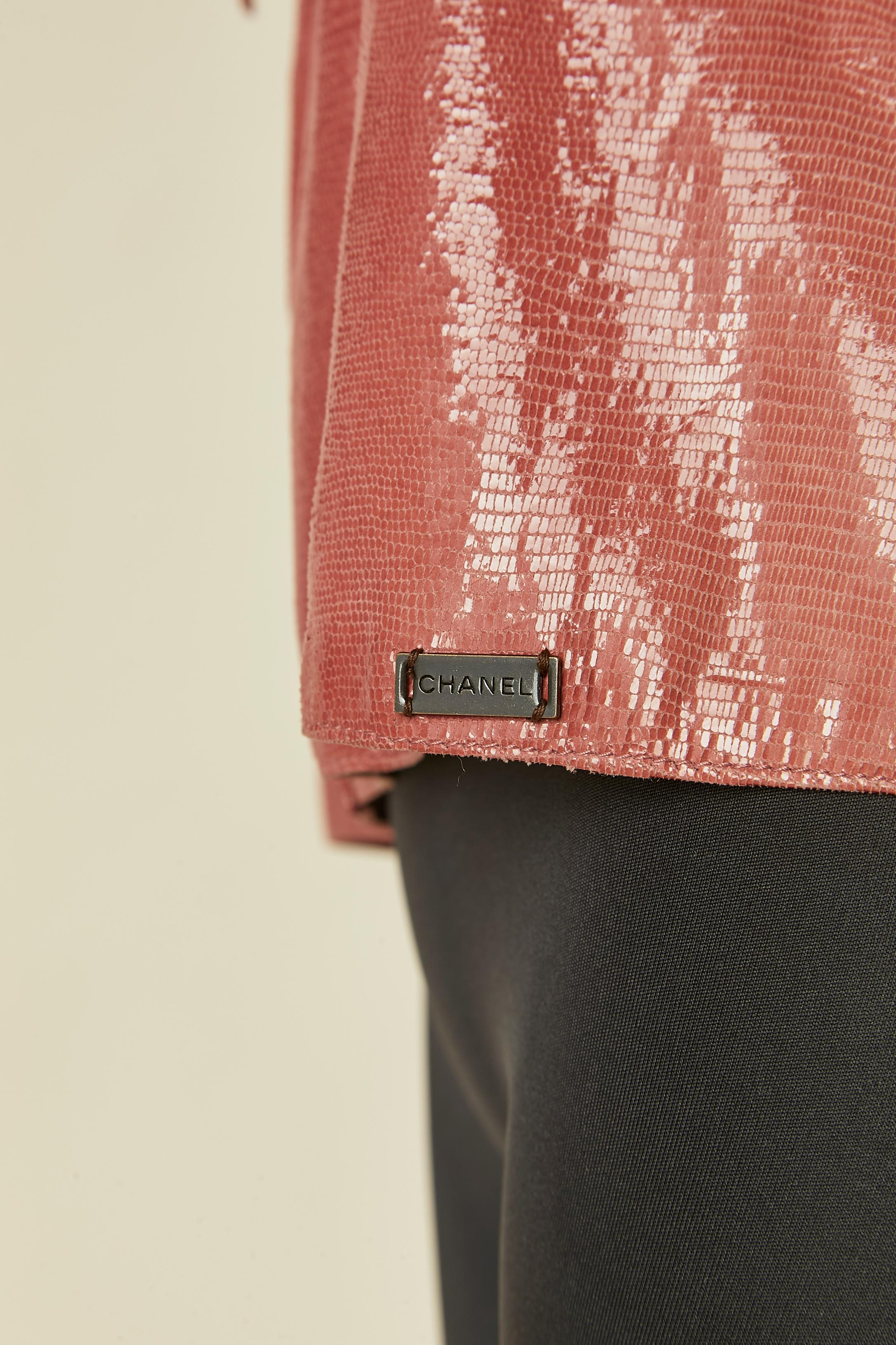 Top in pelle rosa lucido con chiusura a zip e papillon Chanel In condizioni ottime in vendita a Saint-Ouen-Sur-Seine, FR