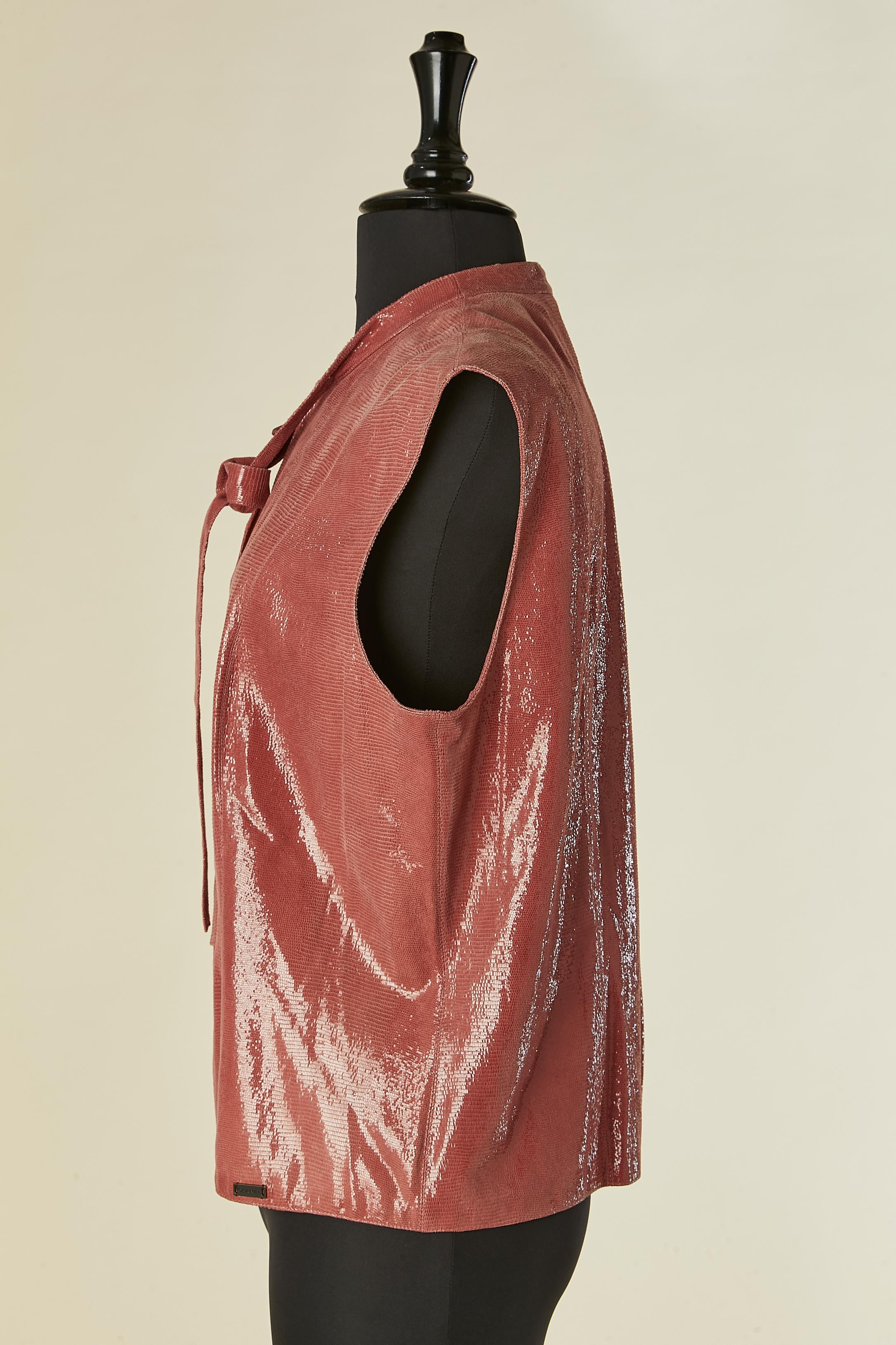 Donna Top in pelle rosa lucido con chiusura a zip e papillon Chanel in vendita