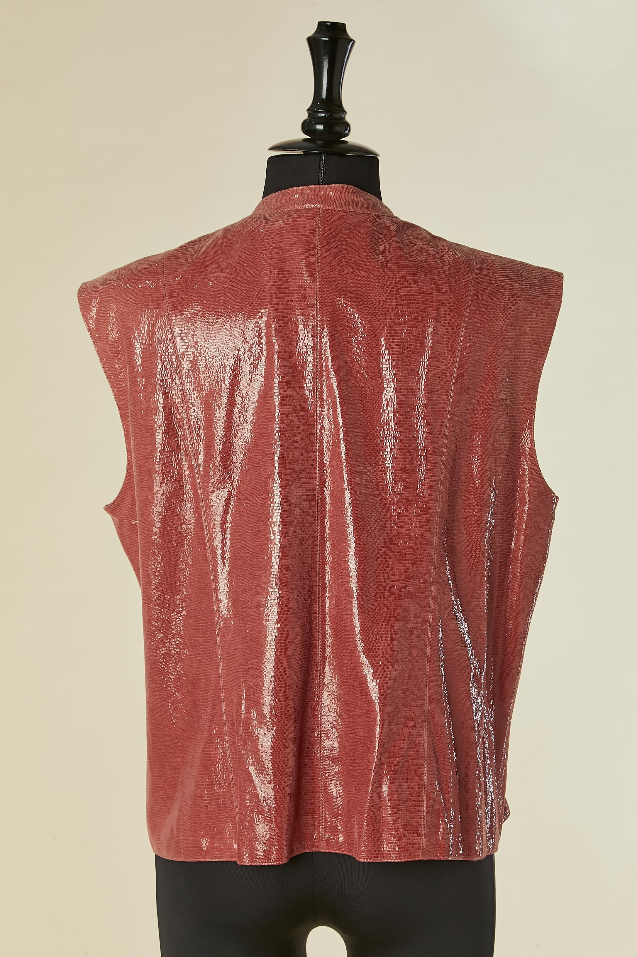 Top in pelle rosa lucido con chiusura a zip e papillon Chanel in vendita 1
