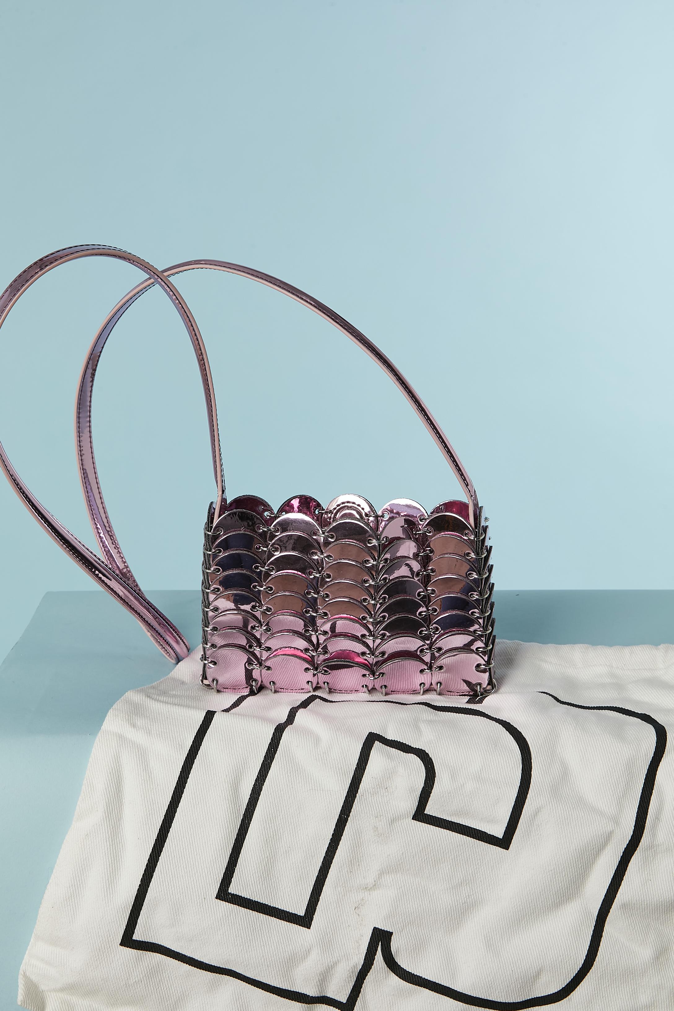 Shiny pink pellets connected by metal rings evening bag.  No material composition tag but probably acrylic. 
SIZE :16CM X 10CM X 4CM 
Lenght of the shoulder strap : 103 cm 