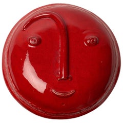 Glänzend rote dekorative Keramikmaske signiert von Dalo