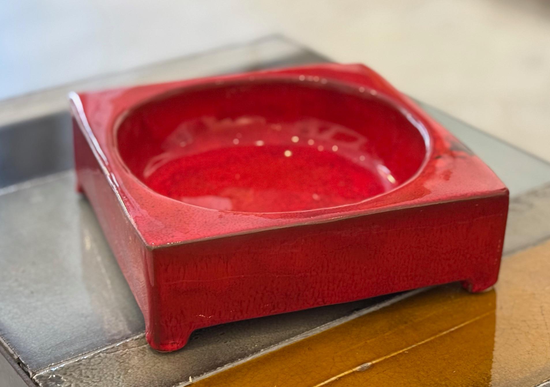 Plato o vide poche esmaltado rojo brillante Firmado por RJ Cloutier Años 60 en Bueno estado para la venta en Paris, FR