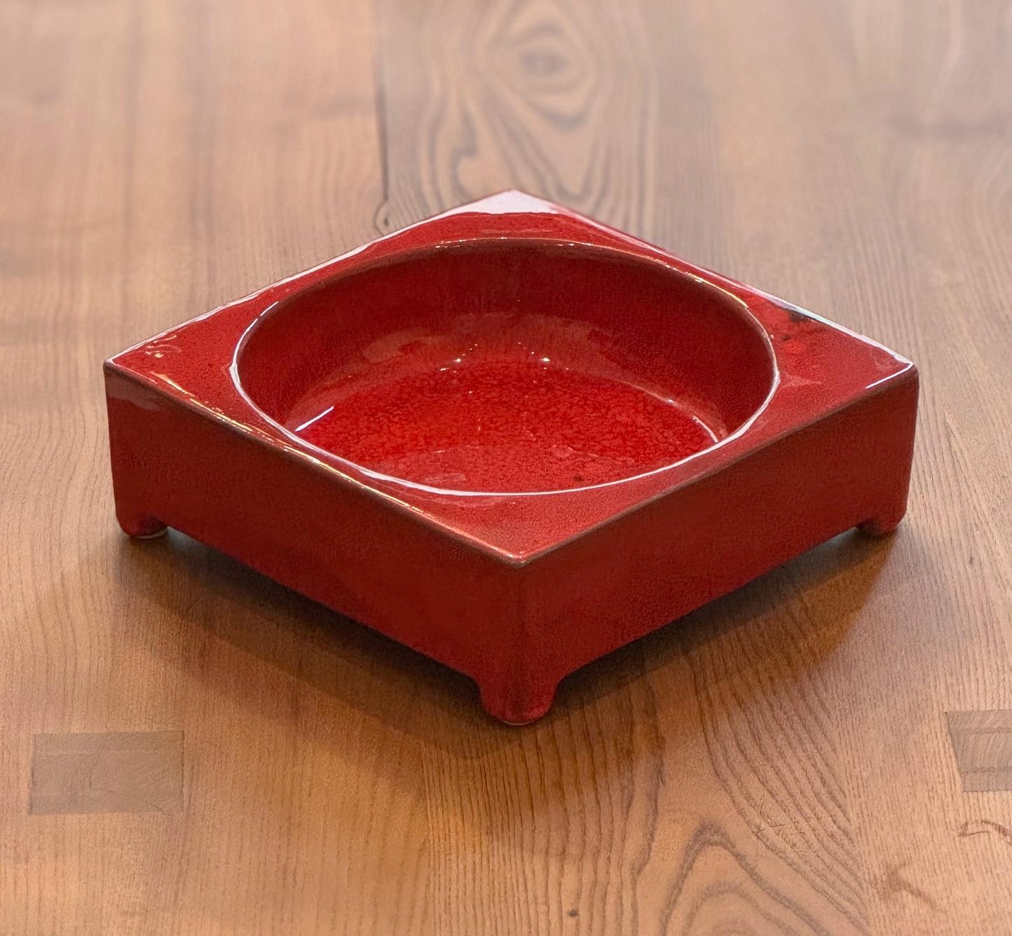 Plato o vide poche esmaltado rojo brillante Firmado por RJ Cloutier Años 60 mediados del siglo XX en venta